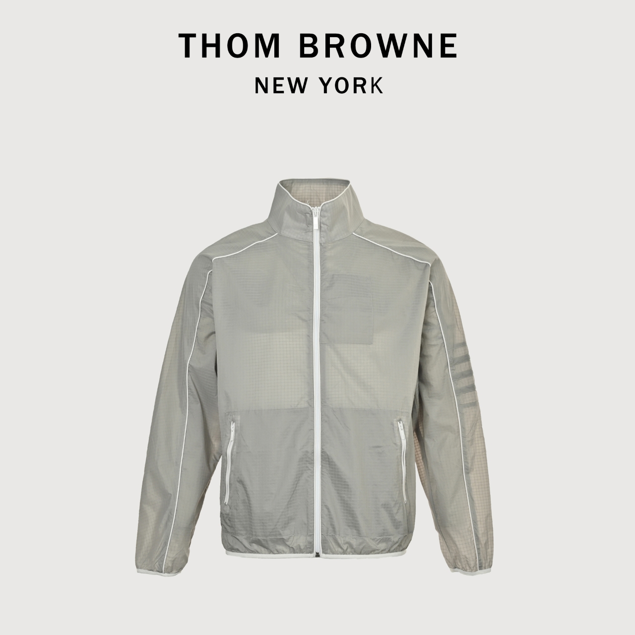 本地自取💰260
Thom Browne/汤姆布朗 线条立领半四杆防晒衣
面料原版定制,功能性斜纹面料,成衣百分百定位对条对格,非常耗时废料,密度手感和原版达到一致,手感柔软细腻,上身很舒适,出门不纠结,好搭配。
码数:1-4
