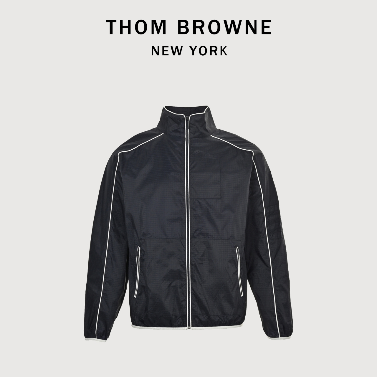 本地自取💰260
Thom Browne/汤姆布朗 线条立领半四杆防晒衣
面料原版定制,功能性斜纹面料,成衣百分百定位对条对格,非常耗时废料,密度手感和原版达到一致,手感柔软细腻,上身很舒适,出门不纠结,好搭配。
码数:1-4