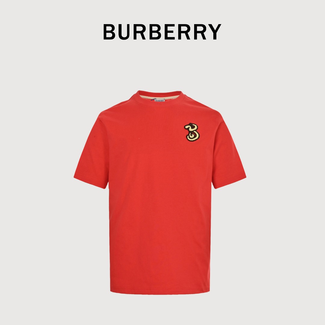 本地自取 💰130 Burberry/巴宝莉 25ss 蛇年限定毛巾绣logo刺绣短袖 定做布料 印花辅料细节都是采用一比一复刻 采用260g棉质布料32支精双棉纱平纹 无蚀尘毛艺工处布理面 特拉种捆机器边双锁链包线缝纯棉制定面料 顶代级购版本 随卖意无惧品压质力 Size:S-XL