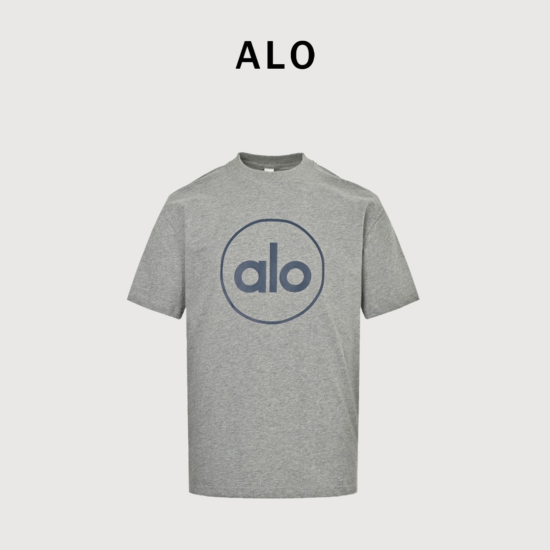ALO 25ss 圆圈字母印花短袖 ALO 25年新款春夏圆领宽松男女同款印花T恤 宽松挺括版型男女同款可搭配情侣 三标齐全该有的都有彰显排面 索罗纳高密度螺纹领口不易变形避免上身领口尴尬 这是大牌都舍不得用的面料 因为什么 因为贵 高立体发泡印花彰显细节 简单的款更要质量好 是我们的宗旨 240G新疆长绒棉顶级双纱 这里承诺100%实重240G面料