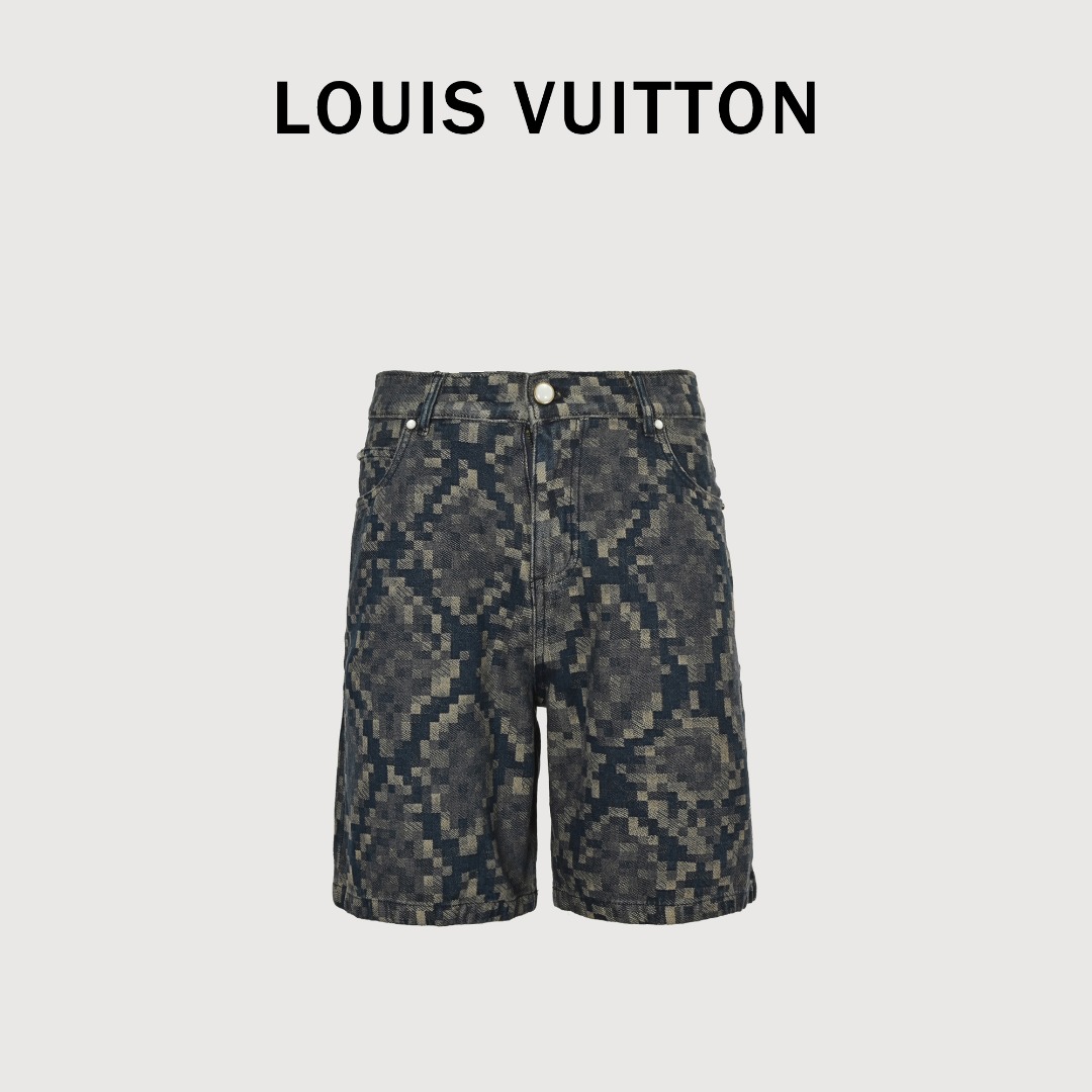 Louis Vuitton/路易威登 25ss 蛇纹马赛克牛仔短裤 LV新款滑板牛仔短裤取材当季 Snakoflage 丹宁布,以像素风格的蛇纹提花重绎 Damoflage 图案.后部 Damier 标签点缀珠光纽扣和铆钉,可搭配同款无领夹克打造前卫丹迪造型.