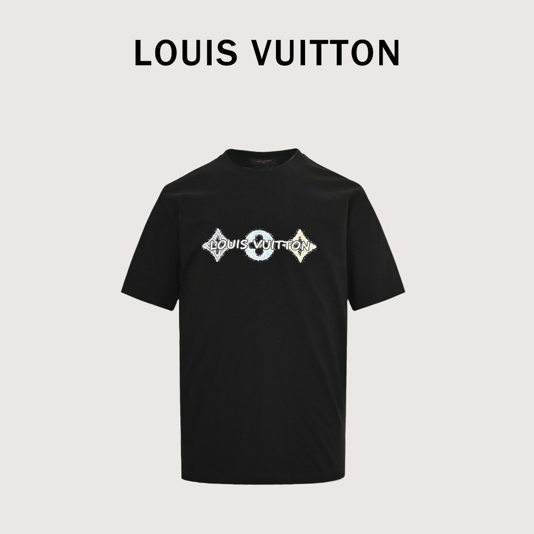 Louis Vuitton/路易威登 24ss 手绘三花印花短袖 三花系列大量运用到花卉元素与马卡龙色系,搭配更为年轻化风格,前幅丝网手工印花,扫图作菲林花了足足两天,多次修改菲林确保每个花型里外线条花型对位准确,进口粉浆调配水浆混合印,重复多次打版最终确定调配比例,完美还原原版印花效果,32支双股纱230克重长绒棉面料,紧密赛络纺织造,手感爽滑有饱满的肉感,从纱线织机到出胚布染色,从零开始完全对版开发面料,秒杀市场一众棉单端版本,搭染32支双纱精梳棉圆筒经编无拉架罗纹,后幅中间鱼丝线车PARIS领标,随意对比任何版本.