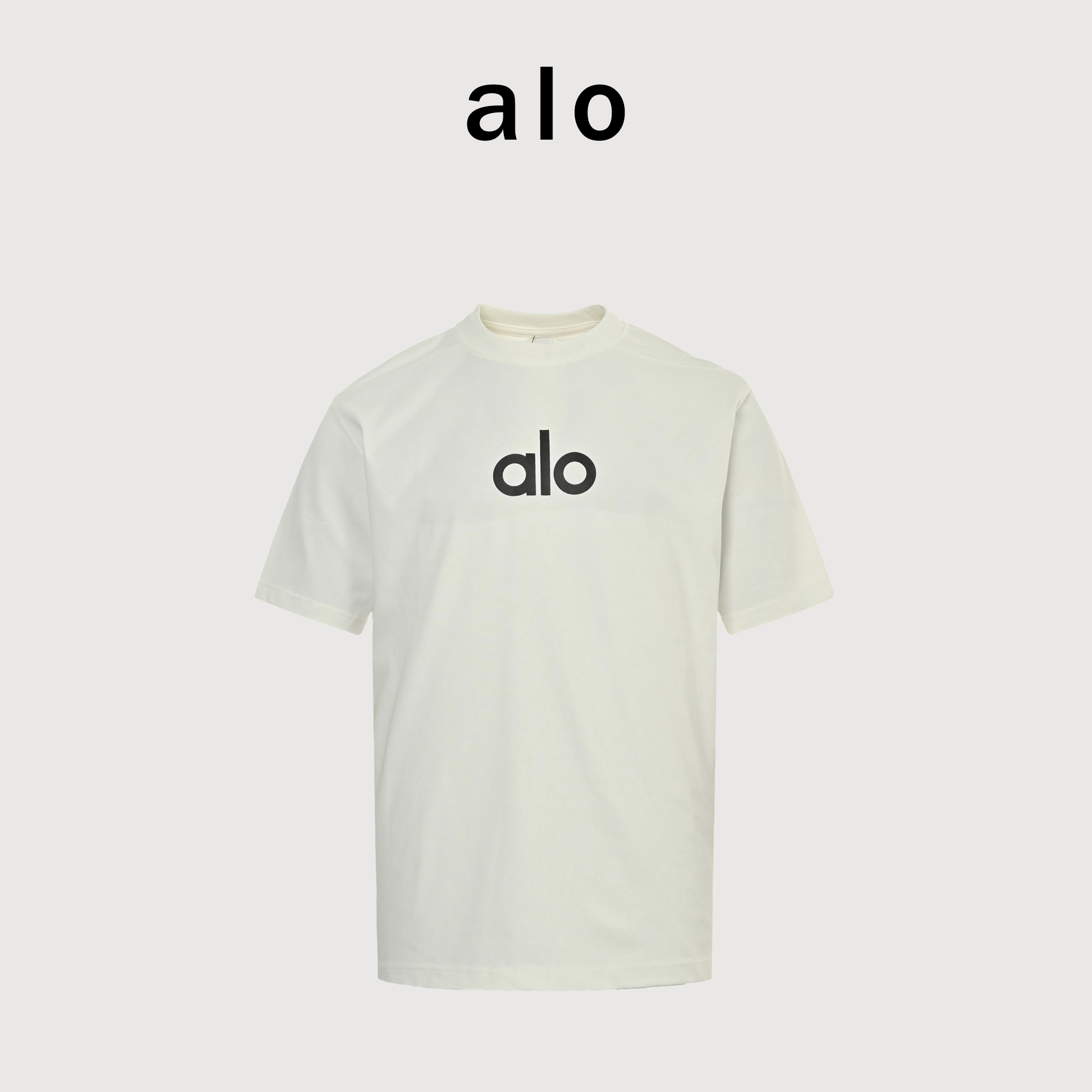 ALO 25年新款春夏圆领破边宽泡印花T恤 男女同款 该款和经典款稍有不同 为磨破水洗工艺 搭配260G面料260G重磅新疆长绒棉顶级双纱 面料缩水率控制在2% 出口级固色品质 真正做到了不易变形 缩水 不掉色