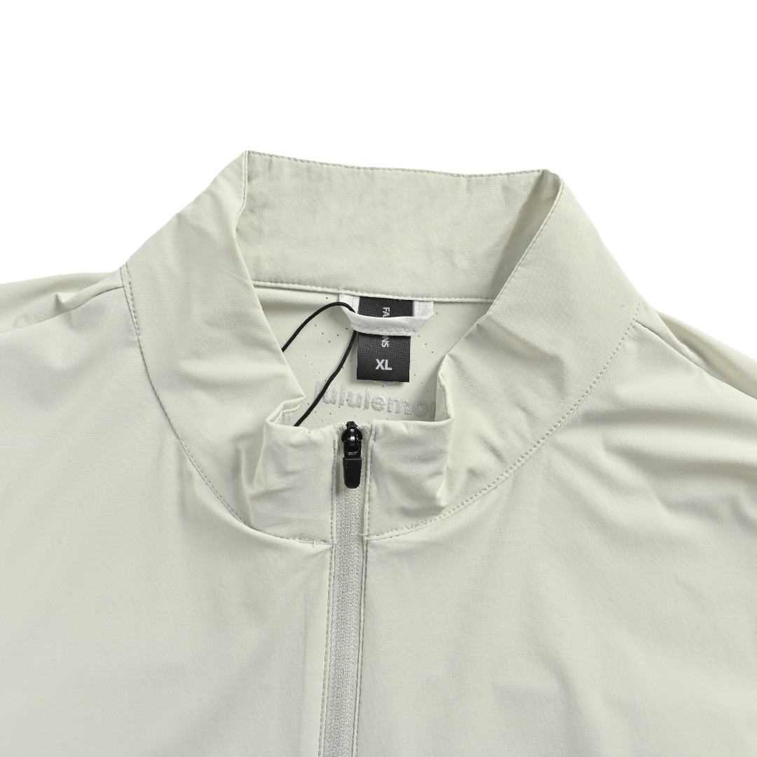 本地自取💰180 lululemon 露露乐檬夏季立领防晒衣皮肤衣 立领版型 上身效果非常明显 显瘦显高有气质 男士日常通勤穿搭 夏季户外运动利器 户外高端系列 面料是核心的冰感精编弹力材质 轻量化超薄质地 四面有弹力 上身就知道是很棒的面料 立体露家logo 保持着精致简约优雅 工艺也是实打实的牛 后背背光冲孔 很好的散热和透气 立体裁剪 上身版型也特好 无论是商务或者通勤休闲都能驾驭 真心力荐给你们 轻松胜任日常 城市机能通勤穿 原料和工艺是正儿八经缘厂水准 同样的专机流水线 不仅是面料 牢固 平整且薄 在足够撑得起版型的同时 也不会影响透气性穿着感 上身舒适柔软 入手柔软与筋骨感并存 挺括抗皱什么的 各种拼接处理 工艺感十足 元包装 三标齐全 推荐入 L SIZE:XL-5XL