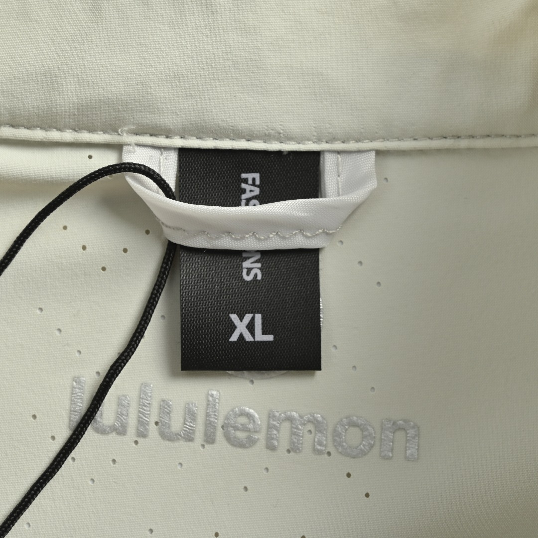 本地自取💰180 lululemon 露露乐檬夏季立领防晒衣皮肤衣 立领版型 上身效果非常明显 显瘦显高有气质 男士日常通勤穿搭 夏季户外运动利器 户外高端系列 面料是核心的冰感精编弹力材质 轻量化超薄质地 四面有弹力 上身就知道是很棒的面料 立体露家logo 保持着精致简约优雅 工艺也是实打实的牛 后背背光冲孔 很好的散热和透气 立体裁剪 上身版型也特好 无论是商务或者通勤休闲都能驾驭 真心力荐给你们 轻松胜任日常 城市机能通勤穿 原料和工艺是正儿八经缘厂水准 同样的专机流水线 不仅是面料 牢固 平整且薄 在足够撑得起版型的同时 也不会影响透气性穿着感 上身舒适柔软 入手柔软与筋骨感并存 挺括抗皱什么的 各种拼接处理 工艺感十足 元包装 三标齐全 推荐入 L SIZE:XL-5XL