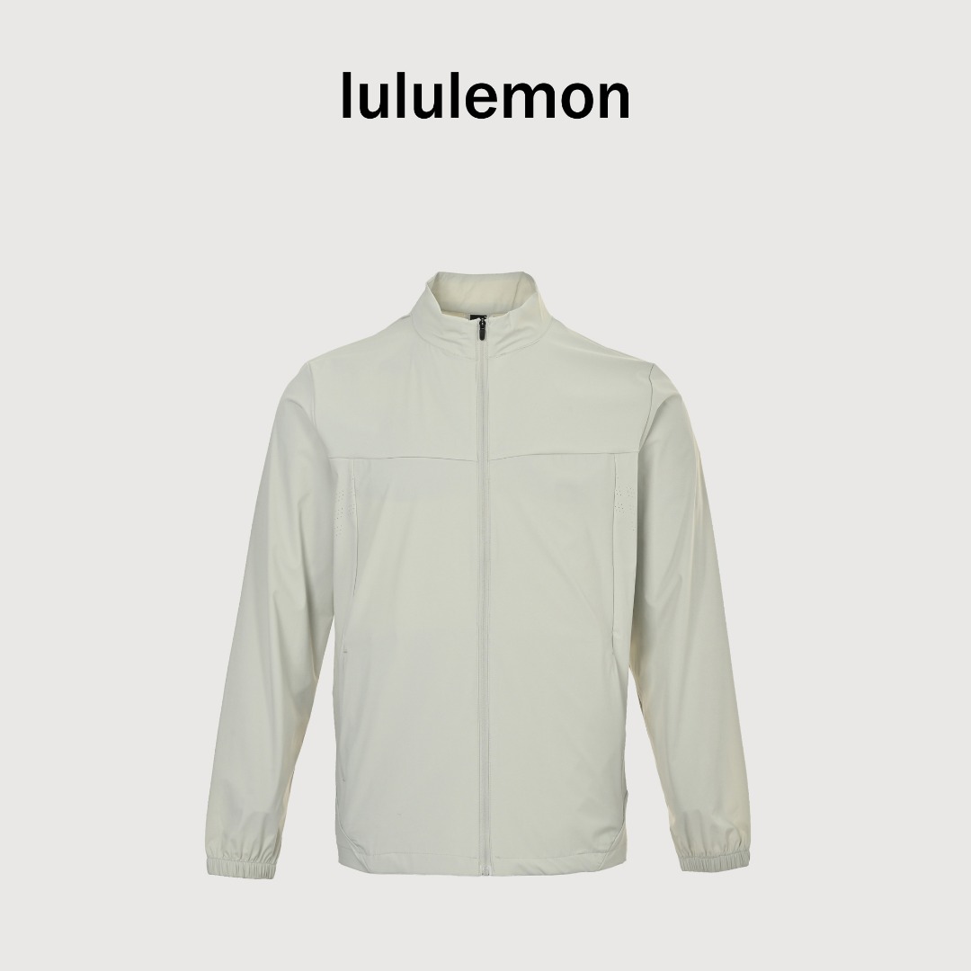 本地自取💰180 lululemon 露露乐檬夏季立领防晒衣皮肤衣 立领版型 上身效果非常明显 显瘦显高有气质 男士日常通勤穿搭 夏季户外运动利器 户外高端系列 面料是核心的冰感精编弹力材质 轻量化超薄质地 四面有弹力 上身就知道是很棒的面料 立体露家logo 保持着精致简约优雅 工艺也是实打实的牛 后背背光冲孔 很好的散热和透气 立体裁剪 上身版型也特好 无论是商务或者通勤休闲都能驾驭 真心力荐给你们 轻松胜任日常 城市机能通勤穿 原料和工艺是正儿八经缘厂水准 同样的专机流水线 不仅是面料 牢固 平整且薄 在足够撑得起版型的同时 也不会影响透气性穿着感 上身舒适柔软 入手柔软与筋骨感并存 挺括抗皱什么的 各种拼接处理 工艺感十足 元包装 三标齐全 推荐入 L SIZE:XL-5XL