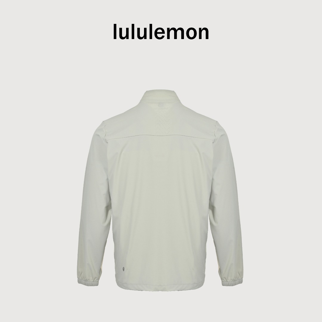 本地自取💰180 lululemon 露露乐檬夏季立领防晒衣皮肤衣 立领版型 上身效果非常明显 显瘦显高有气质 男士日常通勤穿搭 夏季户外运动利器 户外高端系列 面料是核心的冰感精编弹力材质 轻量化超薄质地 四面有弹力 上身就知道是很棒的面料 立体露家logo 保持着精致简约优雅 工艺也是实打实的牛 后背背光冲孔 很好的散热和透气 立体裁剪 上身版型也特好 无论是商务或者通勤休闲都能驾驭 真心力荐给你们 轻松胜任日常 城市机能通勤穿 原料和工艺是正儿八经缘厂水准 同样的专机流水线 不仅是面料 牢固 平整且薄 在足够撑得起版型的同时 也不会影响透气性穿着感 上身舒适柔软 入手柔软与筋骨感并存 挺括抗皱什么的 各种拼接处理 工艺感十足 元包装 三标齐全 推荐入 L SIZE:XL-5XL