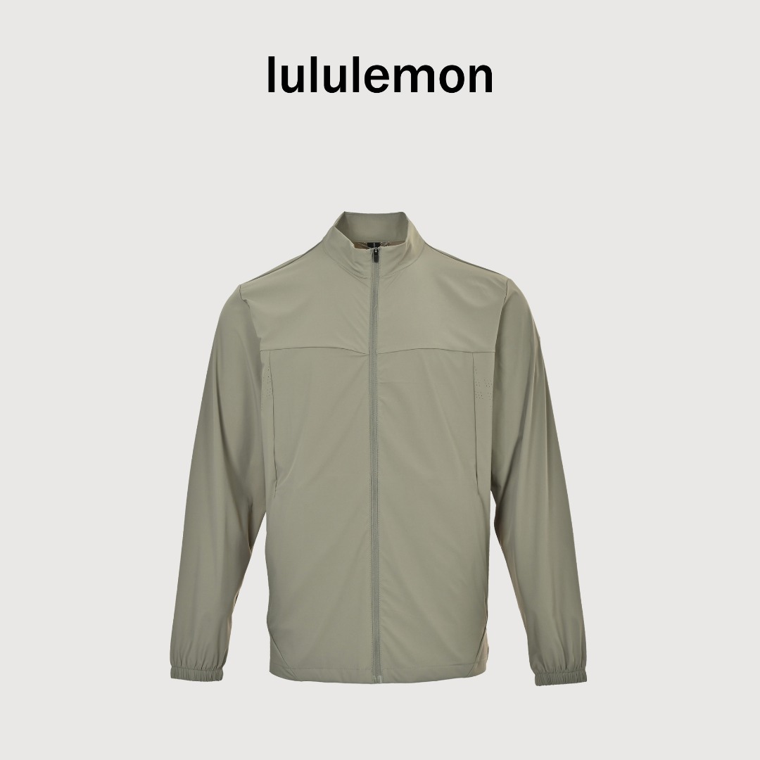 本地自取💰180 lululemon 露露乐檬夏季立领防晒衣皮肤衣 立领版型 上身效果非常明显 显瘦显高有气质 男士日常通勤穿搭 夏季户外运动利器 户外高端系列 面料是核心的冰感精编弹力材质 轻量化超薄质地 四面有弹力 上身就知道是很棒的面料 立体露家logo 保持着精致简约优雅 工艺也是实打实的牛 后背背光冲孔 很好的散热和透气 立体裁剪 上身版型也特好 无论是商务或者通勤休闲都能驾驭 真心力荐给你们 轻松胜任日常 城市机能通勤穿 原料和工艺是正儿八经缘厂水准 同样的专机流水线 不仅是面料 牢固 平整且薄 在足够撑得起版型的同时 也不会影响透气性穿着感 上身舒适柔软 入手柔软与筋骨感并存 挺括抗皱什么的 各种拼接处理 工艺感十足 元包装 三标齐全 推荐入 L SIZE:XL-5XL