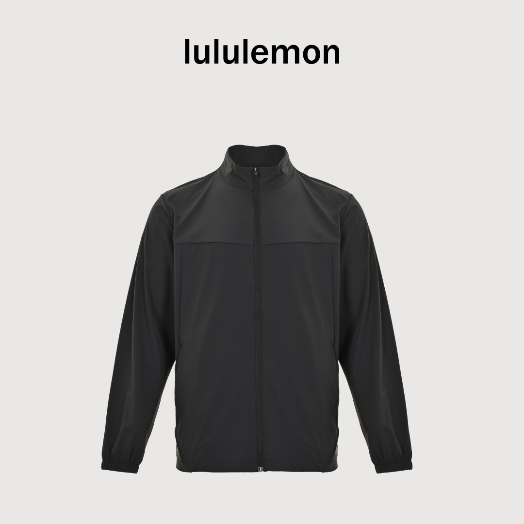 本地自取💰180 lululemon 露露乐檬夏季立领防晒衣皮肤衣 立领版型 上身效果非常明显 显瘦显高有气质 男士日常通勤穿搭 夏季户外运动利器 户外高端系列 面料是核心的冰感精编弹力材质 轻量化超薄质地 四面有弹力 上身就知道是很棒的面料 立体露家logo 保持着精致简约优雅 工艺也是实打实的牛 后背背光冲孔 很好的散热和透气 立体裁剪 上身版型也特好 无论是商务或者通勤休闲都能驾驭 真心力荐给你们 轻松胜任日常 城市机能通勤穿 原料和工艺是正儿八经缘厂水准 同样的专机流水线 不仅是面料 牢固 平整且薄 在足够撑得起版型的同时 也不会影响透气性穿着感 上身舒适柔软 入手柔软与筋骨感并存 挺括抗皱什么的 各种拼接处理 工艺感十足 元包装 三标齐全 推荐入 L SIZE:XL-5XL