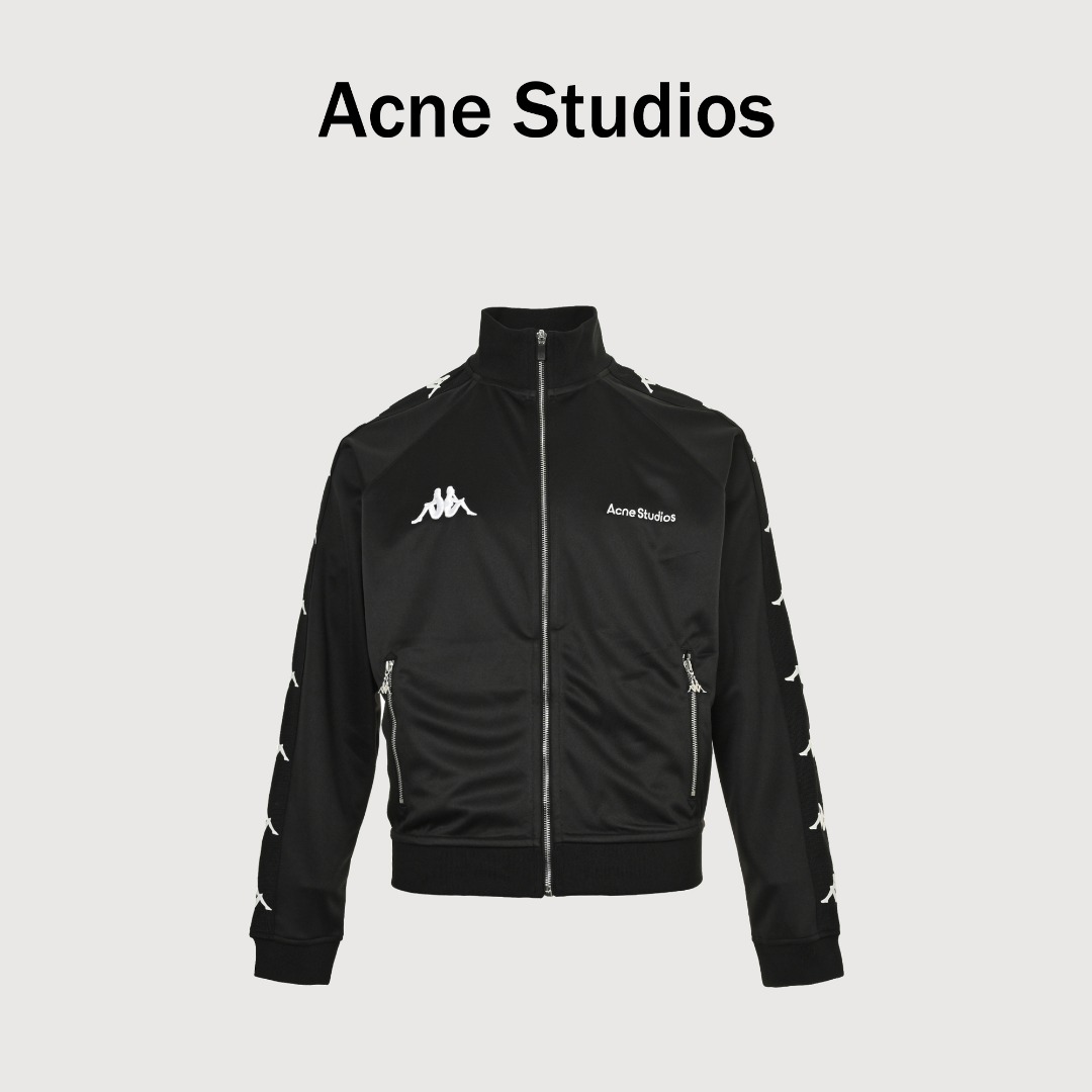 本地自取💰330 ACNE STUDIOS X KAPPA 联名套装徽标拉链运动夹克外套 定制奢光蛋白亚克双面精纺料,采用进口机刺绣工艺,使用先进的计算机控制系统和精密的机械部件,实现Acne Studios X Kappa 徽标刺绣作业, 精度高,线条流畅而细腻,提花工艺,通过在织物表面织出图案,控制经纬线的交织方式,精确控制纱线的交织密度和张力,使其更具立体感,人工手工对花位电切织带,将织带通过人工精准对位后,再使用电切设备进行切割,确保图案精准对接,面料都经过浇洗 手感质感更佳,不易变形,不易缩水,不易褪色,保持长久的美观,定制辅料,宽松版型 Size:S-XL