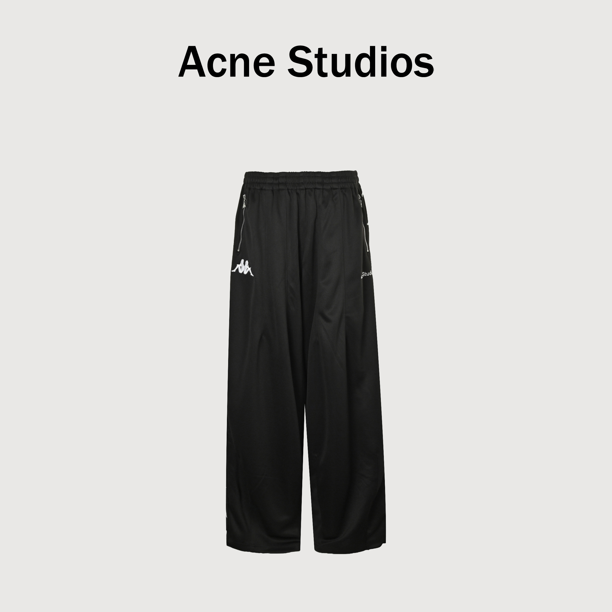 本地自取💰310 ACNE STUDIOS X KAPPA 联名套装徽标长裤 定制奢光蛋白亚克双面精纺料,采用进口机刺绣工艺,提花工艺,通过在织物表面徽标图案,控制经纬线的交织方式,精确控制纱线的交织密度和张力,使其更具立体感,人工手工对花位电切织带,将织带通过人工精准对位后,再使用电切设备进行切割,确保图案精准对接,面料都经过浇洗,手感质感更佳,不易变形,不易缩水,不易褪色,保持长久的美观,定制辅料,宽松版型 Size:S-XL