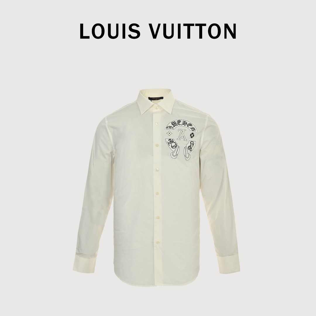 本地自取💰250
LOUIS VUITTON 路易威登✘ Chrome Hearts克罗心  联名贴布衬衫长袖
因定制面料且N次调整胸口刺绣，导致出货速度不快，看似极其简单的产品，实则无数细节还原，门襟、袖口、领口，都需条纹对位，件裁，在生产过程中，所有裁片都需要一片一片烫，因为要对条纹。 导致工期加长。贝壳扣与定制洗水麦、主麦、包装袋是最最基础的工作。面料特殊的点状肌理外，设计成独具特色的纽扣领，领面双压线工艺。落肩肩线，两片左右贴立体口袋，增加设计感，门襟双明线窄眼皮，翻领、门襟、袖口采用贝壳刻字纽扣。前短后长的弧形底摆，增加上身后的层次效果。
size：S-XXL