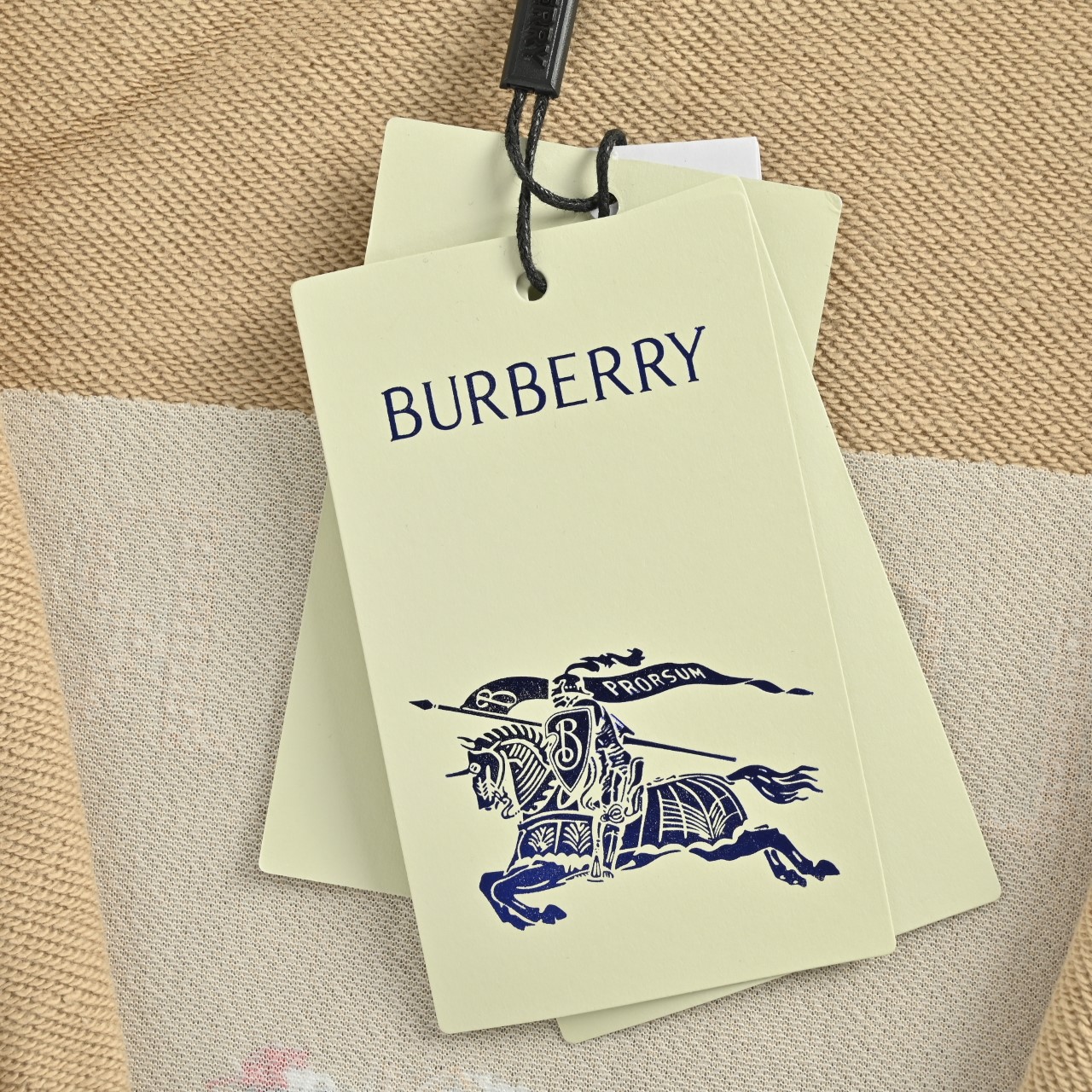 BURBERRY巴宝莉BBR 战马十字绣套装拉链连帽外套 卡其 黑色-Chinese UA Cheap High Quatity Brand Clothes Bags handbags Sneakers wholesale wholesaler seller from China Factory suppliers Fashion Clothing Shoes best Quality Beautiful Price BURBERRY巴宝莉BBR 战马十字绣套装拉链连帽外套 卡其 黑色
