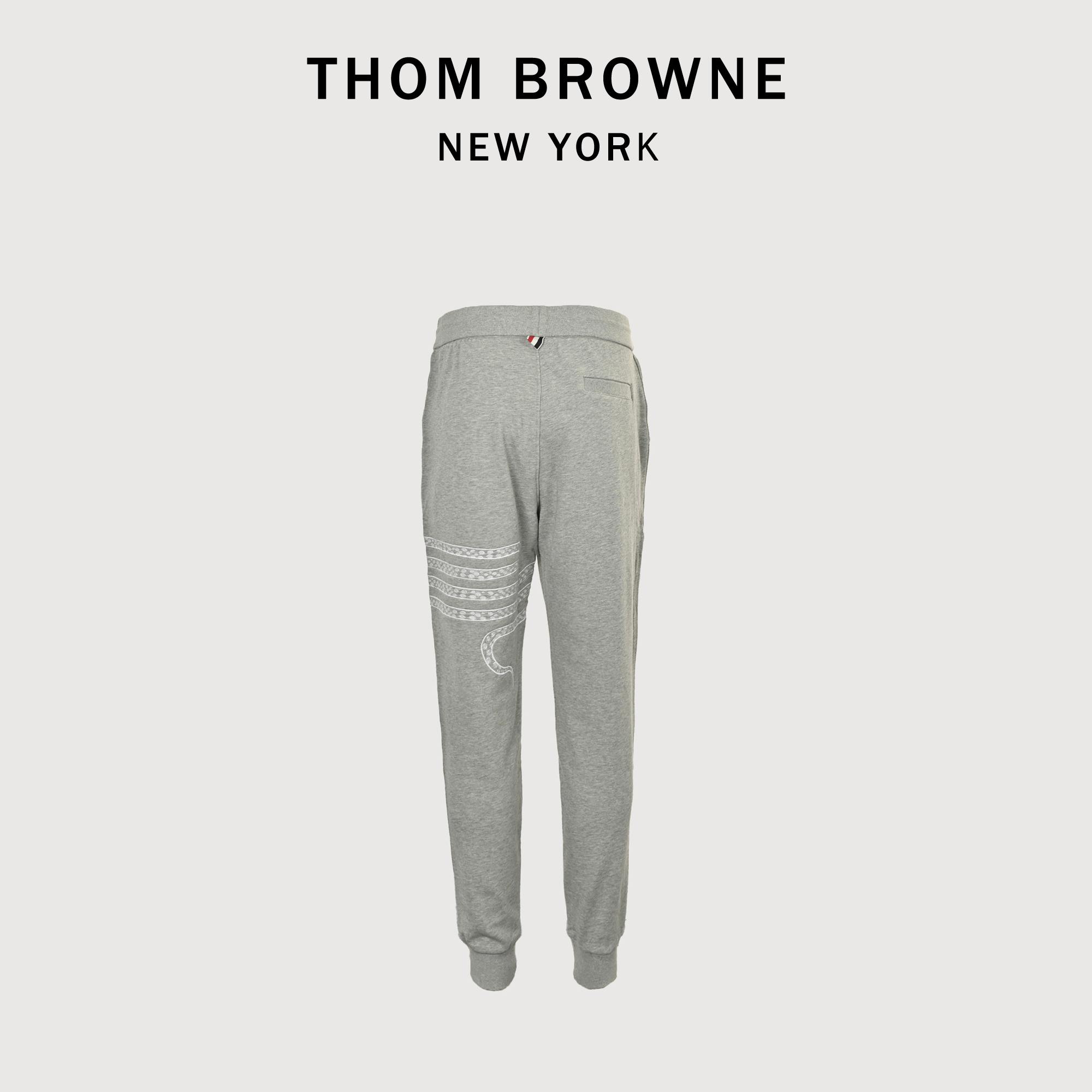本地自取💰280
Thom Browne/汤姆布朗 25Fw 四杠条纹 蛇年限定长裤
定织定染480g毛圈布,采用60支天然全棉精梳纱针织而成,内里32jc平纹+8jc毛圈,定制的面料全部水平保持一致,四杠条纹纯棉色织,一体针织更加细致,全系无色差,进口机器针织出品比普通针织更加亲肤透气,定制三色金属拉头,口袋补三色色条织条牛津纺也是单独找工厂定制面料,单口袋布起订量是3000米,口袋内里做工,平整车工,表里如一,增加二道防扭捏车线,三色腰头内层织带,凸显细节品质,新版码标采用小羊皮制作,主标唛纸定做,油墨打印字母数字,高标准严要求生产,设计精美大方,更加耐磨耐水洗,不可多得的优品,值得纳入衣柜,品质一如既往
Size:1 2 3 4 5
颜色: 黑色 白灰