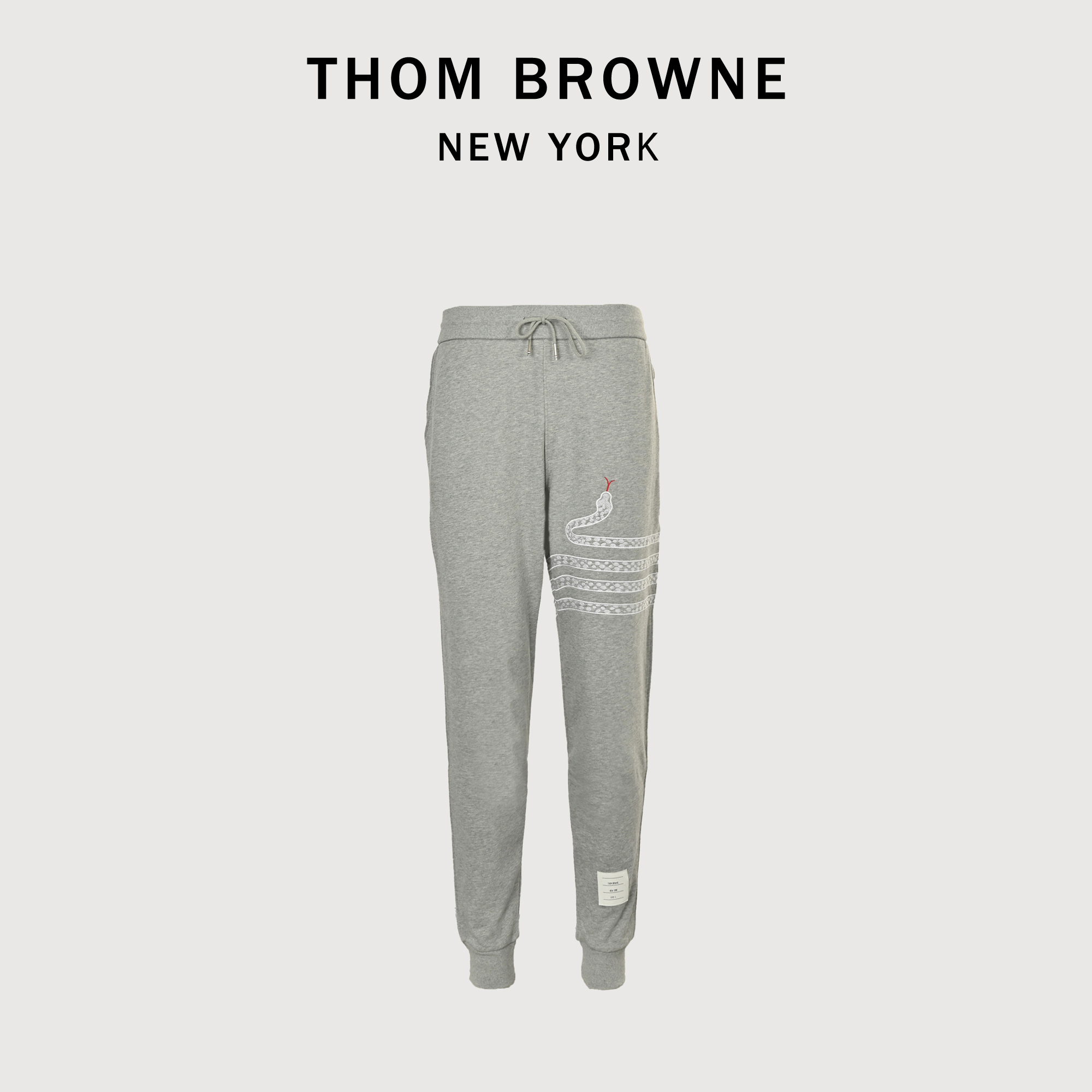 本地自取💰280
Thom Browne/汤姆布朗 25Fw 四杠条纹 蛇年限定长裤
定织定染480g毛圈布,采用60支天然全棉精梳纱针织而成,内里32jc平纹+8jc毛圈,定制的面料全部水平保持一致,四杠条纹纯棉色织,一体针织更加细致,全系无色差,进口机器针织出品比普通针织更加亲肤透气,定制三色金属拉头,口袋补三色色条织条牛津纺也是单独找工厂定制面料,单口袋布起订量是3000米,口袋内里做工,平整车工,表里如一,增加二道防扭捏车线,三色腰头内层织带,凸显细节品质,新版码标采用小羊皮制作,主标唛纸定做,油墨打印字母数字,高标准严要求生产,设计精美大方,更加耐磨耐水洗,不可多得的优品,值得纳入衣柜,品质一如既往
Size:1 2 3 4 5
颜色: 黑色 白灰