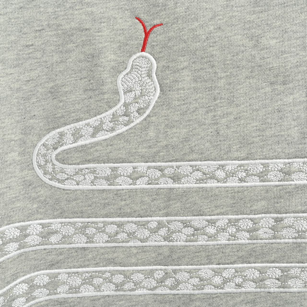 本地自取💰280
Thom Browne/汤姆布朗 25Fw 四杠条纹 蛇年限定长裤
定织定染480g毛圈布,采用60支天然全棉精梳纱针织而成,内里32jc平纹+8jc毛圈,定制的面料全部水平保持一致,四杠条纹纯棉色织,一体针织更加细致,全系无色差,进口机器针织出品比普通针织更加亲肤透气,定制三色金属拉头,口袋补三色色条织条牛津纺也是单独找工厂定制面料,单口袋布起订量是3000米,口袋内里做工,平整车工,表里如一,增加二道防扭捏车线,三色腰头内层织带,凸显细节品质,新版码标采用小羊皮制作,主标唛纸定做,油墨打印字母数字,高标准严要求生产,设计精美大方,更加耐磨耐水洗,不可多得的优品,值得纳入衣柜,品质一如既往
Size:1 2 3 4 5
颜色: 黑色 白灰