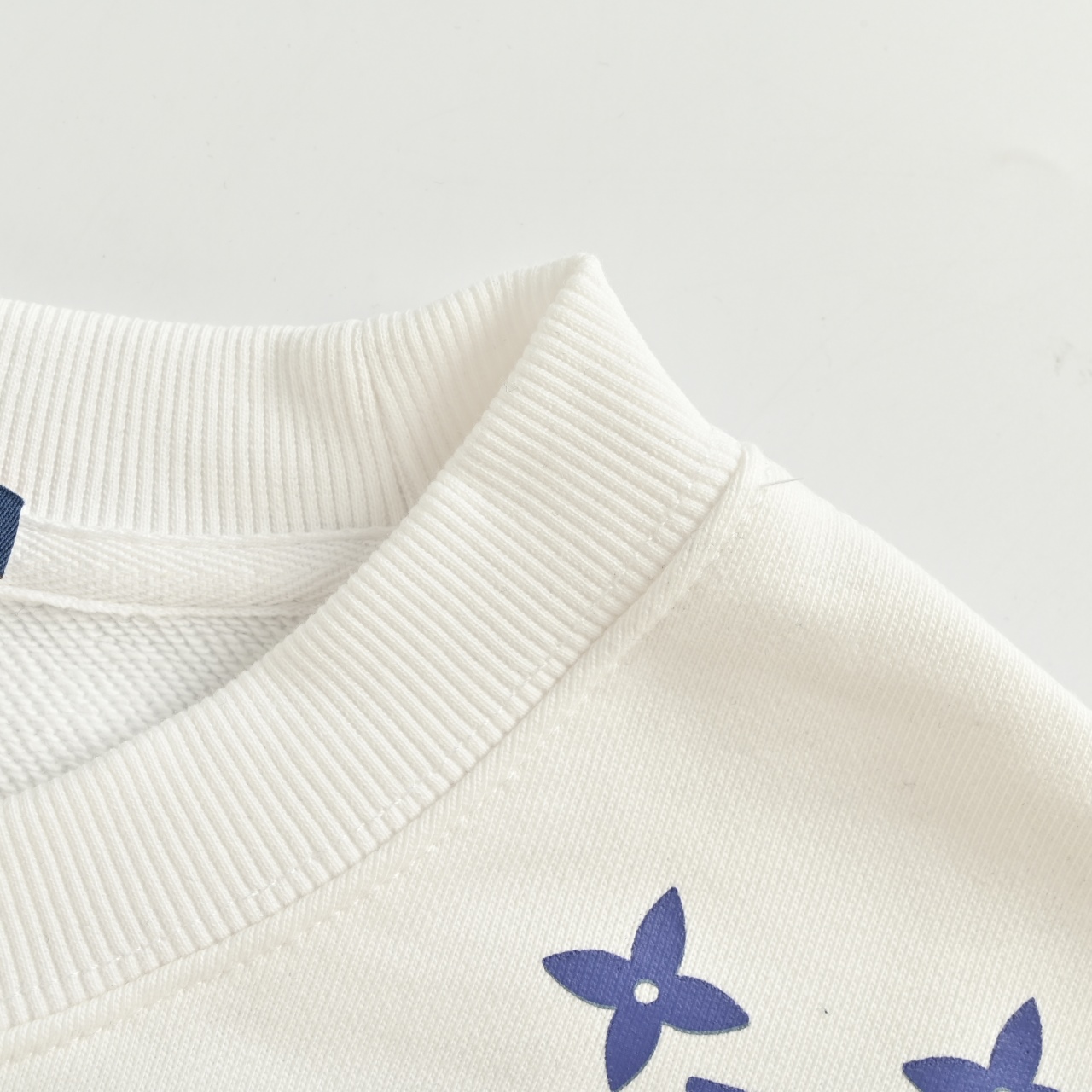 LOUIS VUITTON/路易威登LV 24Fw 老花渐变印花圆领卫衣-Chinese UA Cheap High Quatity Brand Clothes Bags handbags Sneakers wholesale wholesaler seller from China Factory suppliers Fashion Clothing Shoes best Quality Beautiful Price LOUIS VUITTON/路易威登LV 24Fw 老花渐变印花圆领卫衣