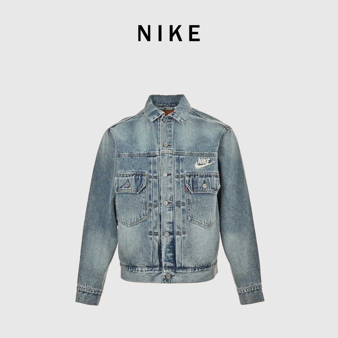 本地自取💰320
Levi’s x Nike 最新联名款 纽扣双口袋logo宽松休闲舒适翻领牛仔外套
各路大咖明星同款 男女同款 今年最新系列 顶级联名品控 代工厂原版出货 精益求精细节一丝不苟 开模刻字做旧五金纽扣 面料有质感过水洗处理 胸口经典双袋设计 版型非常经典 胸口有刺绣Nk logo 点缀levis定制红标小铭牌 后背超大徽标刺绣logo 联名定制主标吊牌 都是开模开发的 强烈推荐 搭配同款长裤
SIZE:S-XL