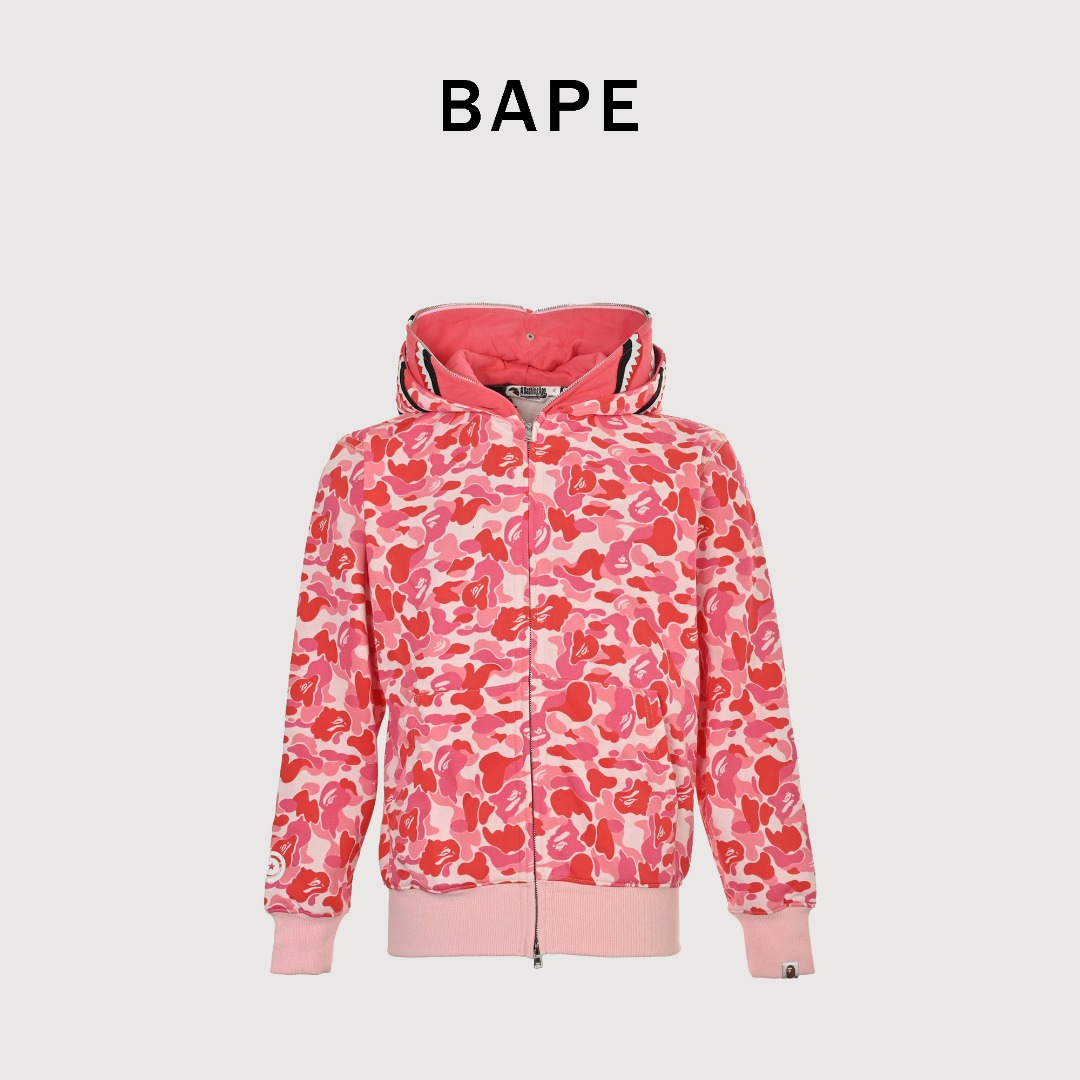 BAPE 鲨鱼头老虎头拉链迷彩双帽帽衫 粉色💓形象让你成为最靓得️仔😎 官网发售款🏅️|超级推荐👩‍❤️‍💋‍👨|超人气单品✅ 亮点满满 秋冬宽松连帽卫衣🤗 不起球不变形 原装包装 正品细节👏此款上身效果百搭 随意搭配也极富有个性化 显白又显瘦/袖口松紧设计 复古又新潮 💥早秋衣柜必备炸裂款 绝不容易撞款 区别于其他大众款式😻 随意搭配 轻松出彩 舒适柔软🌈情侣搭配更加出彩❤️ 现货秒发