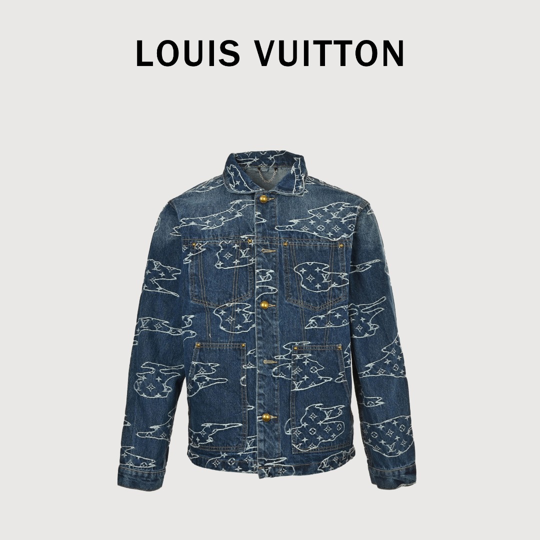 LV Pharrell*nigo Tyler联名老花重工提花牛仔夹克 这款由轻质水洗牛仔布制成的图形工作服夹克是Pharrell和Nigo在2025年秋冬合作中的完美单品. 它装饰着拼布效果的Monogram Clouds提花,灵感来自Nigo的祖国日本修补技术. 圆形领子为实用的轮廓增添了优雅的口音. 搭配的裤子让T台看起来脱颖而出. 现货秒发