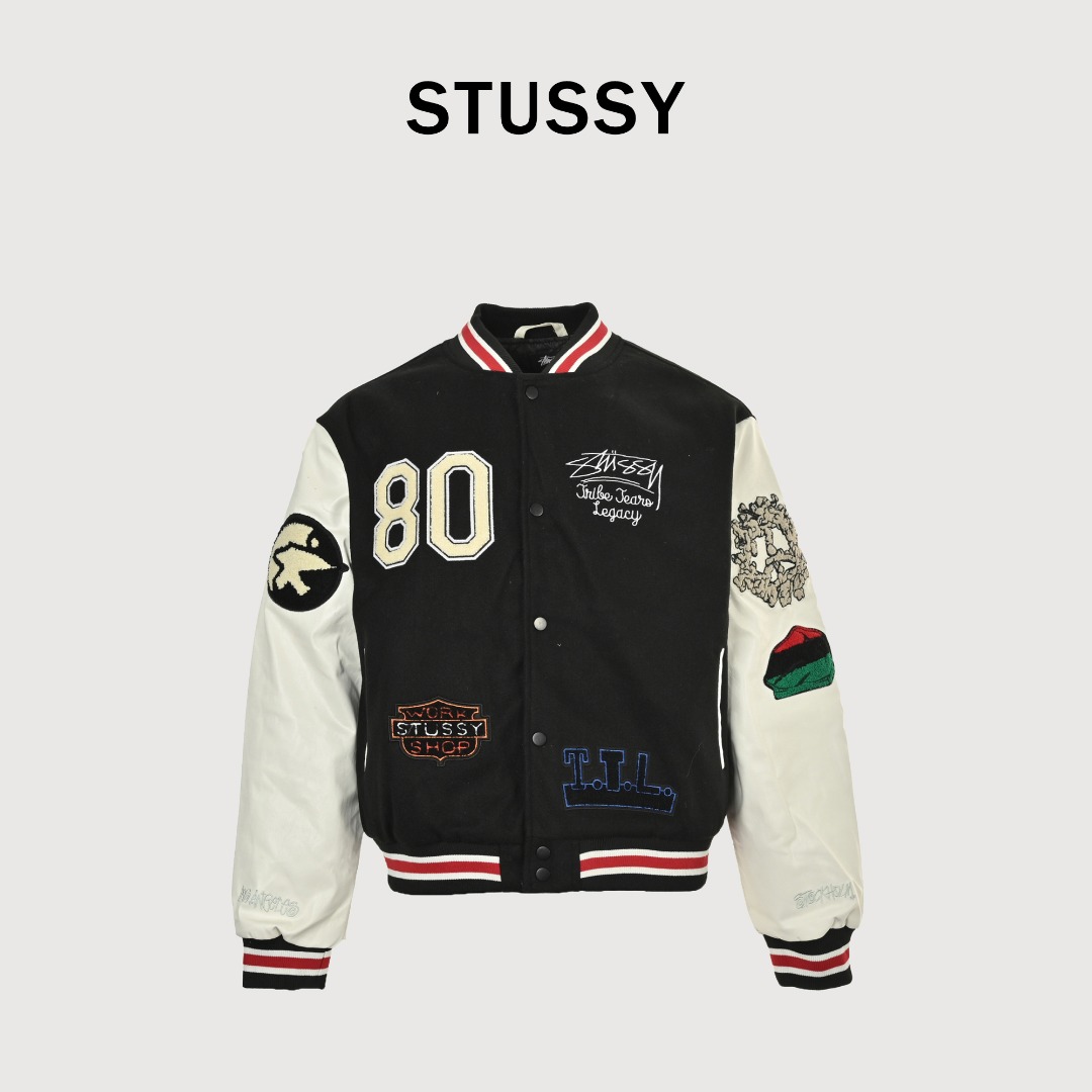 本地自取💰260
斯图西Stussy 三方联名款拼接刺绣棒球服加棉夹克外套
Stussy X OUR L EGACY x Denim 三方联名TearsTtl Varsity Jacket 棒球服
-设计上整体延用了大片刺绣和拼皮的设计,背后标志性的大logo,将25周年archive棒球服的设计重新呈现在大众面前,左右胳膊处的新刺绣设计和前沿的小刺绣可谓是满满诚意。
-面料采用720克毛呢混纺 手感是非常不错的 区别市场通货 双袖采用仿真皮 虽然没有用按照原版使用真牛皮但是这款仿真皮手感以及舒适度是非常不错的 光泽度也很好 前后幅以及袖子上的毛巾绣全部由特种机器完成 成本是非常高的 原版开模ykk磨砂暗扣 螺纹定织定染 整件衣服非常的重工 vibe风必备单品 诚意之作 冲就完了!
颜色:黑色
尺码:S/M/L/XL