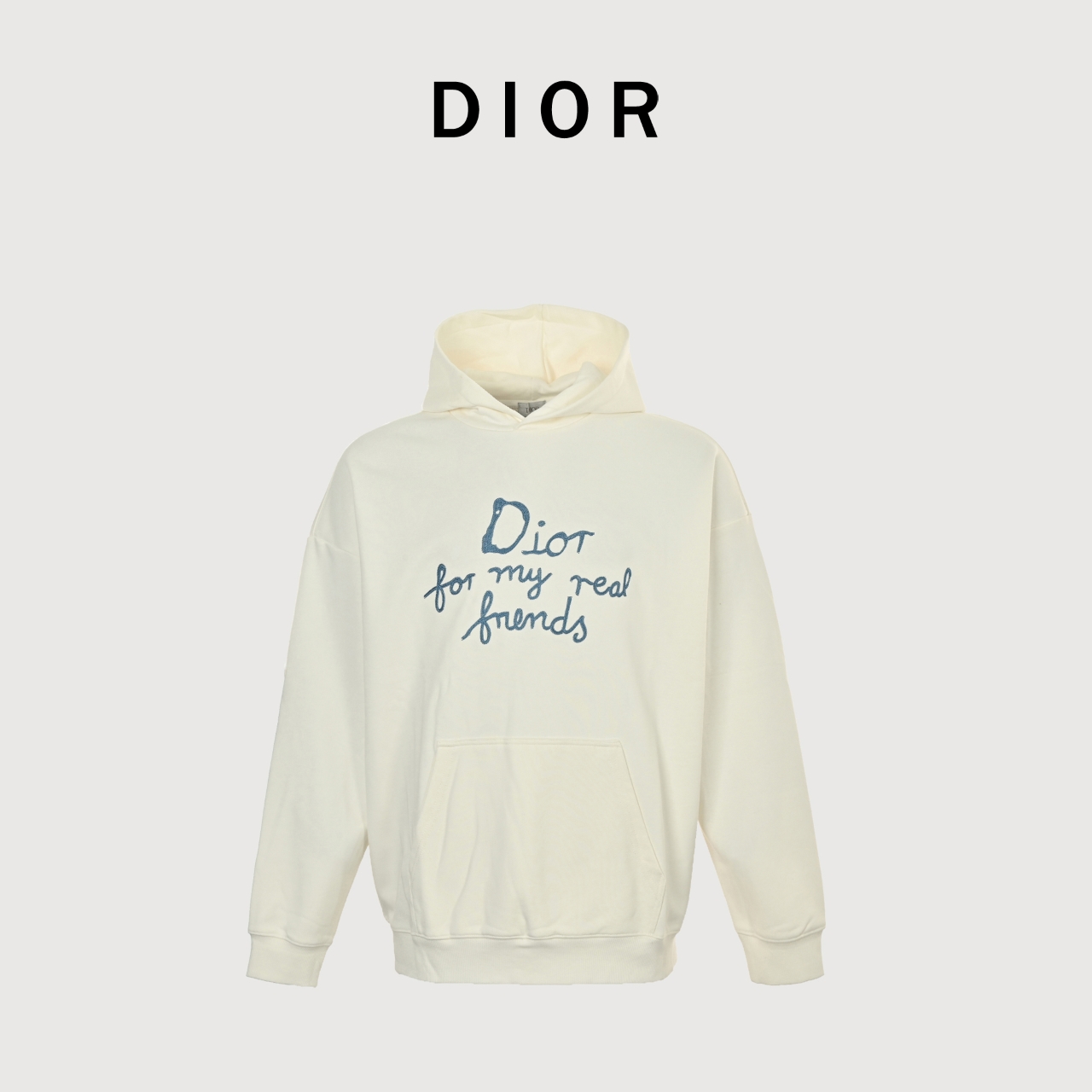 本地自取💰240
Dior/迪奥 And Hylton Nel联名 标语刺绣 连帽卫衣
这款连帽运动衫展示来自 DIOR AND HYLTON NEL 联名系列的Dior For My Real Friends 标志。采用海军蓝色棉质起绒面料精心制作,正面饰以对比鲜明的刺绣,设有实用的袋鼠式口袋。休闲剪裁,搭配罗纹底边和袖口,可与各式休闲装扮搭配。
DIOR AND HYLTON NEL 联名系列 Doir For My Real Friends 标志刺绣
连帽
正面袋鼠式口袋
罗纹底边和袖口
100%棉
男女同款!
Size: S-XL