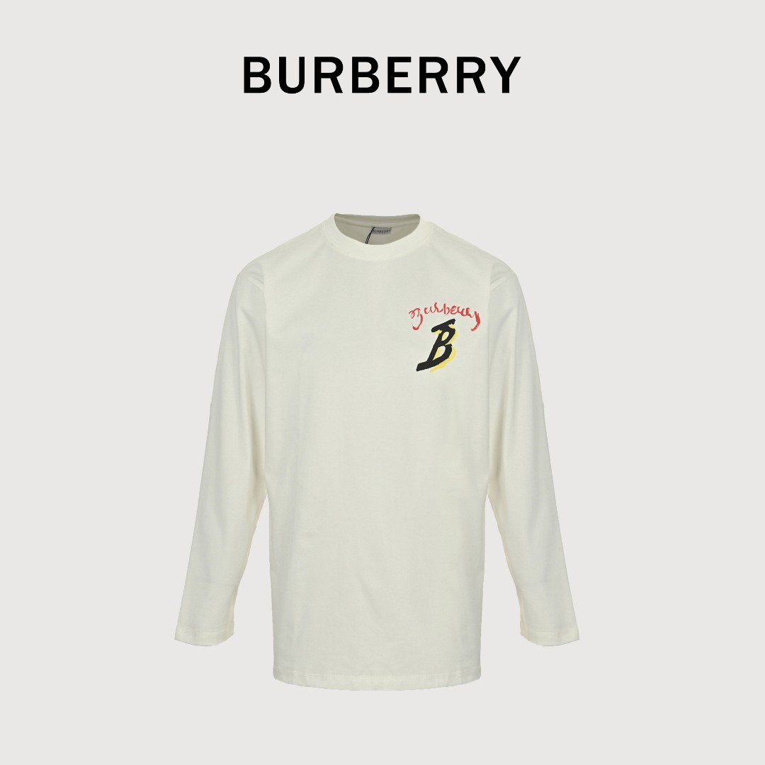 本地自取💰160 
Burberry/巴宝莉 25Fw 字母帆船彩绘印花长袖T恤
25早秋限定新款配色 精简而不失细节感的一款长袖打底衫， 
可男可女的款，能满足你对品质追求的同时又能帅气出行。
客供高克重定织280g32织双纱棉面料制作 面料手感扎实垂坠，亲肤透气，
具有良好的吸湿透气性 并且自带挺阔感，上身型感出色显精神 
胸口及后背镂空字母帆船彩绘印花 设计彰显出的高级感 ，
展现出饱满立体的效果， BIGGER满满！
男女日常轻松驾驭起来的生活T恤! 男女同款 
颜色：黑色 白色
size：S-XL