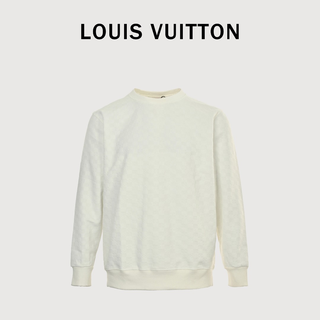 LouisVuitton/路易威登 LV棋盘格圆领卫衣 区分市面通货,棋盘格上有四叶草logo.男女同款全新美学灵感趣味设计,渠道性质精品.让整体造型设计更加优雅时尚,今夏最火系列,无数明星潮人追捧.裁剪工艺细节处理工整为玩味时尚增添色彩!工整细致,合身的版型构造更是独具匠心,上身不仅有着出彩的辨识度更是减龄青春.一款穿着意义还有穿搭性能都很极致的款式,绚丽的色系调配,此款的工艺必然也是极致非凡,上身的舒适度绝对足够的强大,也是奢品本质的一种彰显!柔软轻薄,触感更是极端撩人,透气性能十分之强大,尤为适合春夏季节的穿搭所需,妥妥的穿着享受,并且各处的细节以及织带的工艺都是尽善尽美,更显高级感! 颜色:黑色 、白色