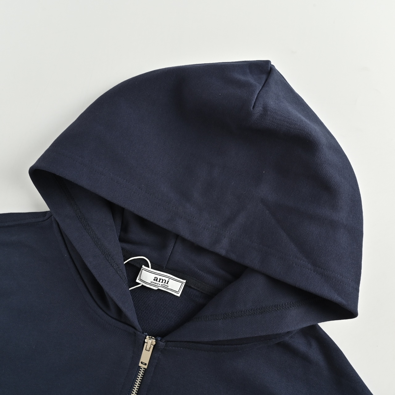 本地自取💰 260
Ami 经典爱心标志刺绣拉链外套
早秋新款拉链连帽卫衣,今年新配色带点亚麻的色调 很特别原版订织毛圈棉 与yb没有色差 这是最基本的面料对比以往几季的变厚了 手感却变更柔软这是面料 做了特殊手感洗水工艺 才有的效果摸起来特别的舒服。
尺码:S-XXL
颜色: 黑色 灰 藏蓝
