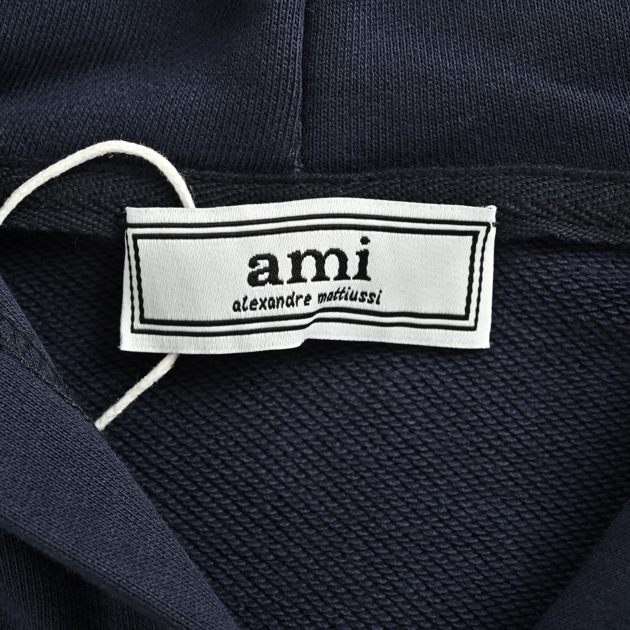 本地自取💰 260
Ami 经典爱心标志刺绣拉链外套
早秋新款拉链连帽卫衣,今年新配色带点亚麻的色调 很特别原版订织毛圈棉 与yb没有色差 这是最基本的面料对比以往几季的变厚了 手感却变更柔软这是面料 做了特殊手感洗水工艺 才有的效果摸起来特别的舒服。
尺码:S-XXL
颜色: 黑色 灰 藏蓝