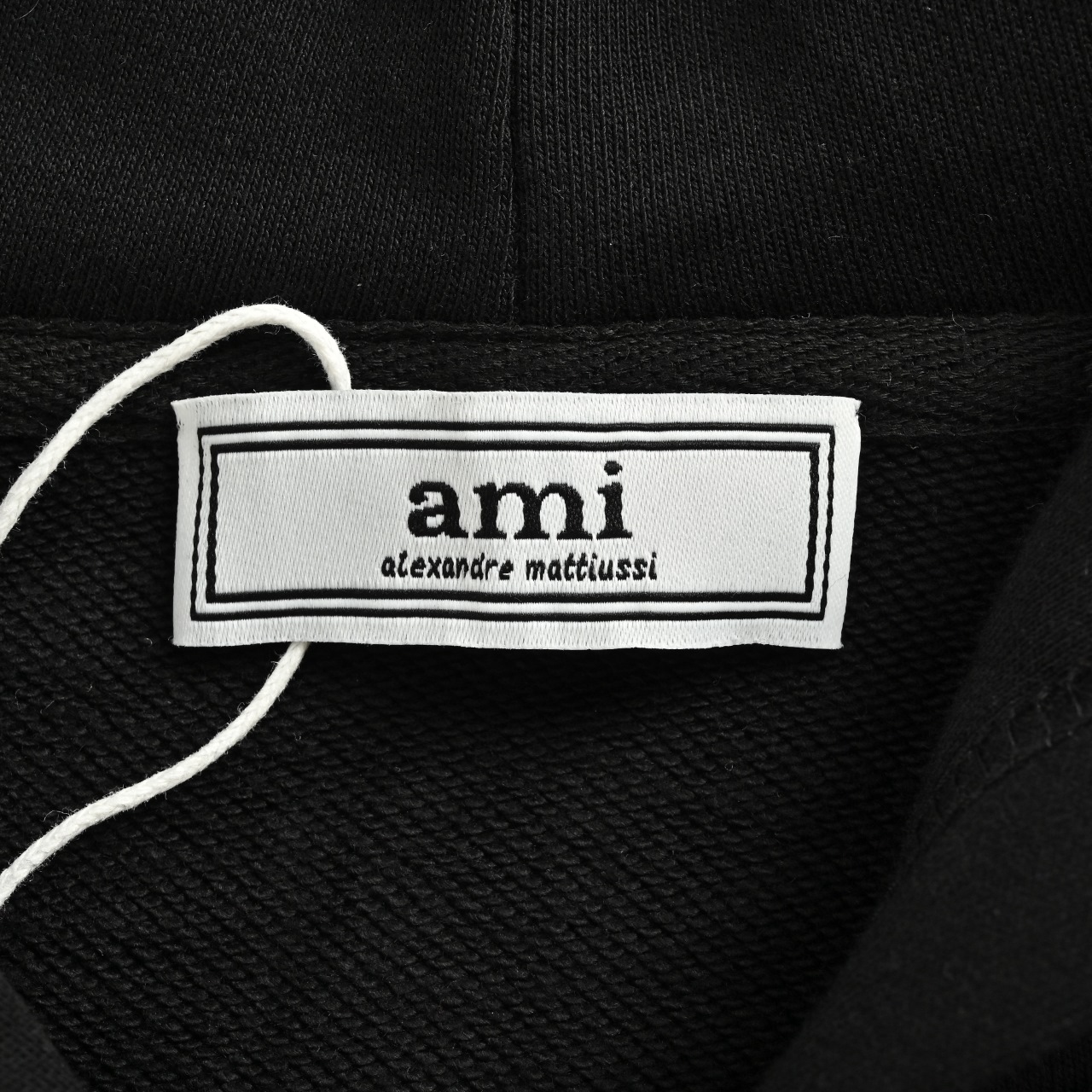 本地自取💰 260
Ami 经典爱心标志刺绣拉链外套
早秋新款拉链连帽卫衣,今年新配色带点亚麻的色调 很特别原版订织毛圈棉 与yb没有色差 这是最基本的面料对比以往几季的变厚了 手感却变更柔软这是面料 做了特殊手感洗水工艺 才有的效果摸起来特别的舒服。
尺码:S-XXL
颜色: 黑色 灰 藏蓝