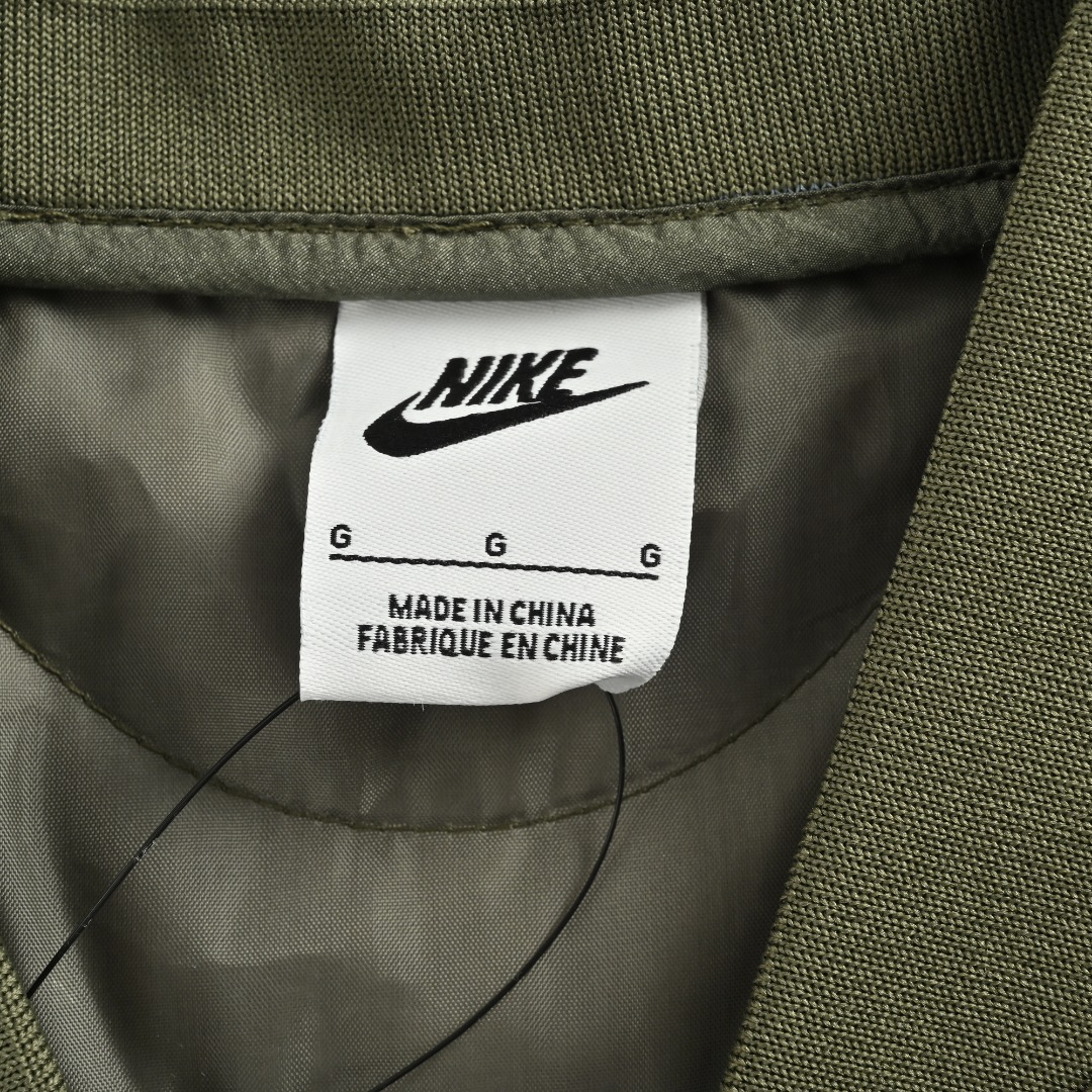 本地自取💰220
Nike Sportswear Swoosh 双勾刺绣宽松绗缝棉服
搭配swoosh双钩刺绣logo 完美展现经典训练机能装备风范 700D尼龙梭织面料 透气柔软舒适 同款面料 三标齐全
SIZE:S-2XL