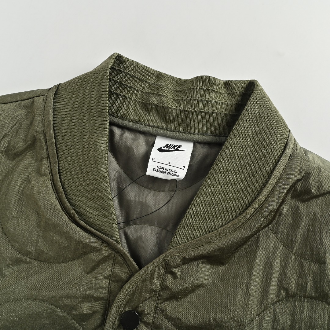 本地自取💰220
Nike Sportswear Swoosh 双勾刺绣宽松绗缝棉服
搭配swoosh双钩刺绣logo 完美展现经典训练机能装备风范 700D尼龙梭织面料 透气柔软舒适 同款面料 三标齐全
SIZE:S-2XL