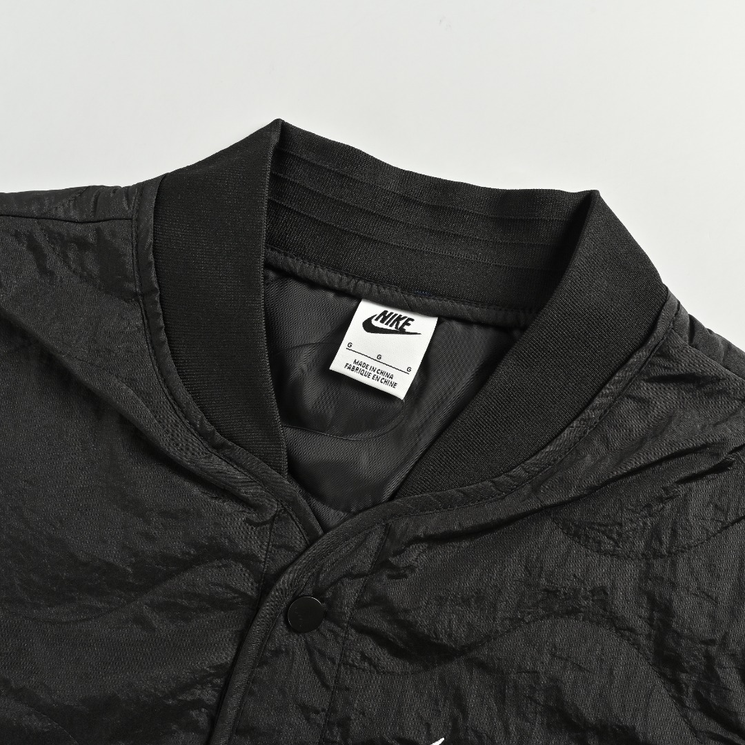 本地自取💰220 Nike Sportswear Swoosh 双勾刺绣宽松绗缝棉服 搭配swoosh双钩刺绣logo 完美展现经典训练机能装备风范 700D尼龙梭织面料 透气柔软舒适 同款面料 三标齐全 SIZE:S-2XL