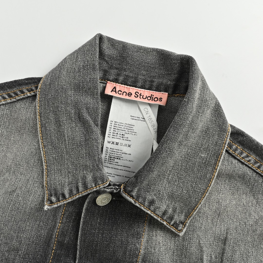 本地自取💰340 Acne Studios 25Fw 水洗泼墨牛仔外套 选用密度高、纱线粗韧的进口斜纹牛仔布,经过纱定制纱线开发已于原样无异,同时确保挺括性与耐磨性,通过预缩处理保持稳定性,特殊明线缝制,使用对比色高强涤纶线,以3.5mm以上宽距车缝,突出工装机械感。关键受力部位(肩线、袖窿)采用双针锁链缝,提升接缝耐久性。 前胸贴袋与侧边立体插袋均以加固缝+铆钉收角,兼顾容量与抗撕裂性,成衣经多重水洗软化面料,局部打磨形成自然褪色纹理,强化复古质感。后道以非对称手法喷涂定制染料或涂料,墨迹边缘呈现扩散层次,每件均为独一无二的随机效果,耗时耗力人工成本高昂,该单品通过高密度原厂面料选择、工业级缝制标准与手工艺术处理的三重叠加,实现视觉粗犷性与实用性的统一,每一处细节均服务于“未完成感”与“耐久性”的矛盾平衡,体现小众先锋品牌对牛仔工艺的深度重构 Size:XS-M