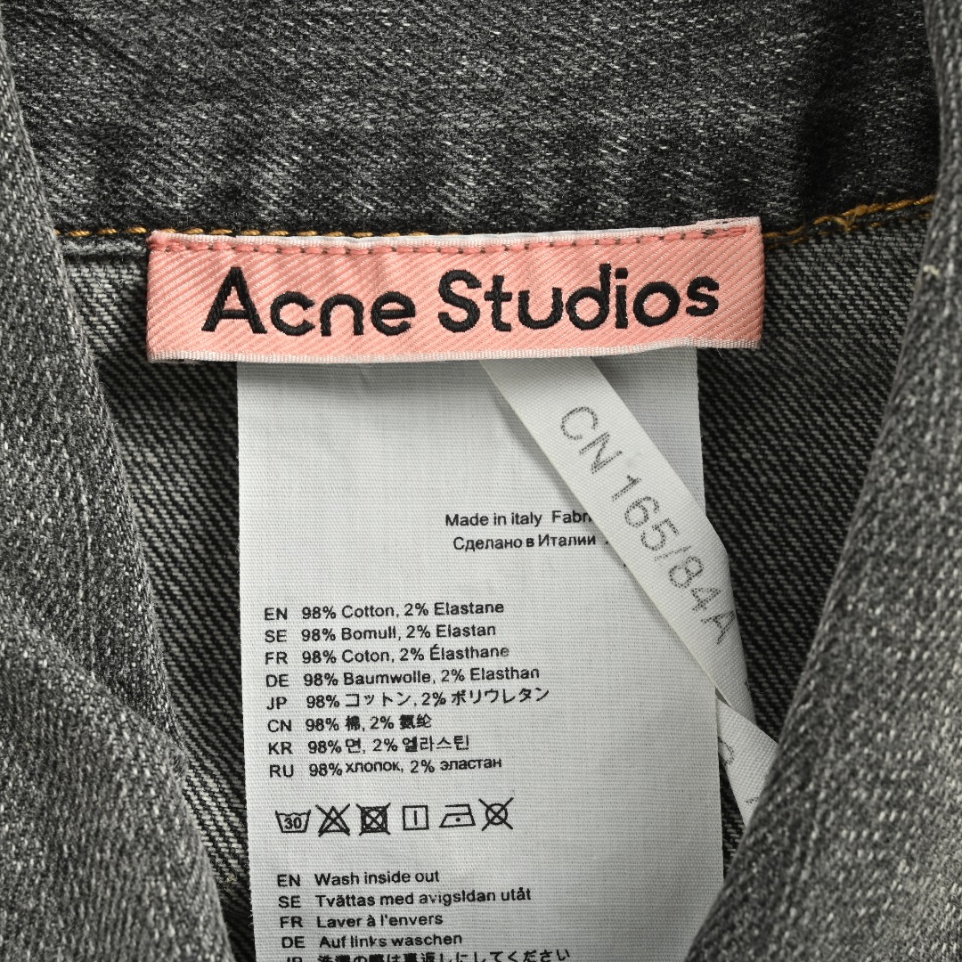 本地自取💰340 Acne Studios 25Fw 水洗泼墨牛仔外套 选用密度高、纱线粗韧的进口斜纹牛仔布,经过纱定制纱线开发已于原样无异,同时确保挺括性与耐磨性,通过预缩处理保持稳定性,特殊明线缝制,使用对比色高强涤纶线,以3.5mm以上宽距车缝,突出工装机械感。关键受力部位(肩线、袖窿)采用双针锁链缝,提升接缝耐久性。 前胸贴袋与侧边立体插袋均以加固缝+铆钉收角,兼顾容量与抗撕裂性,成衣经多重水洗软化面料,局部打磨形成自然褪色纹理,强化复古质感。后道以非对称手法喷涂定制染料或涂料,墨迹边缘呈现扩散层次,每件均为独一无二的随机效果,耗时耗力人工成本高昂,该单品通过高密度原厂面料选择、工业级缝制标准与手工艺术处理的三重叠加,实现视觉粗犷性与实用性的统一,每一处细节均服务于“未完成感”与“耐久性”的矛盾平衡,体现小众先锋品牌对牛仔工艺的深度重构 Size:XS-M