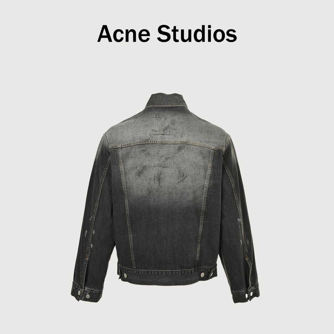 本地自取💰340 Acne Studios 25Fw 水洗泼墨牛仔外套 选用密度高、纱线粗韧的进口斜纹牛仔布,经过纱定制纱线开发已于原样无异,同时确保挺括性与耐磨性,通过预缩处理保持稳定性,特殊明线缝制,使用对比色高强涤纶线,以3.5mm以上宽距车缝,突出工装机械感。关键受力部位(肩线、袖窿)采用双针锁链缝,提升接缝耐久性。 前胸贴袋与侧边立体插袋均以加固缝+铆钉收角,兼顾容量与抗撕裂性,成衣经多重水洗软化面料,局部打磨形成自然褪色纹理,强化复古质感。后道以非对称手法喷涂定制染料或涂料,墨迹边缘呈现扩散层次,每件均为独一无二的随机效果,耗时耗力人工成本高昂,该单品通过高密度原厂面料选择、工业级缝制标准与手工艺术处理的三重叠加,实现视觉粗犷性与实用性的统一,每一处细节均服务于“未完成感”与“耐久性”的矛盾平衡,体现小众先锋品牌对牛仔工艺的深度重构 Size:XS-M
