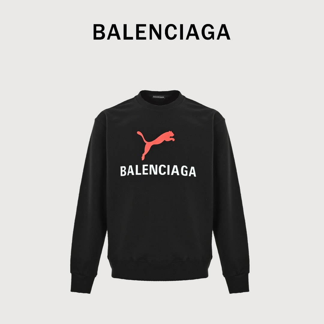 本地自取💰220
Balenciaga x PUMA 巴黎世家 25FW 彪马联名圆领卫衣
480g高级精梳棉面料 专柜领标 代购级白色厚板吊牌 原版吊粒 前后都是立体发泡印花 层次感很强 男女同款 情侣款  oversize版型 宽松
尺码：S-XL