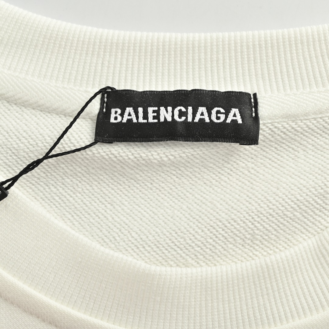 本地自取💰220
Balenciaga x PUMA 巴黎世家 25FW 彪马联名圆领卫衣
480g高级精梳棉面料 专柜领标 代购级白色厚板吊牌 原版吊粒 前后都是立体发泡印花 层次感很强 男女同款 情侣款 oversize版型 宽松
尺码:S-XL