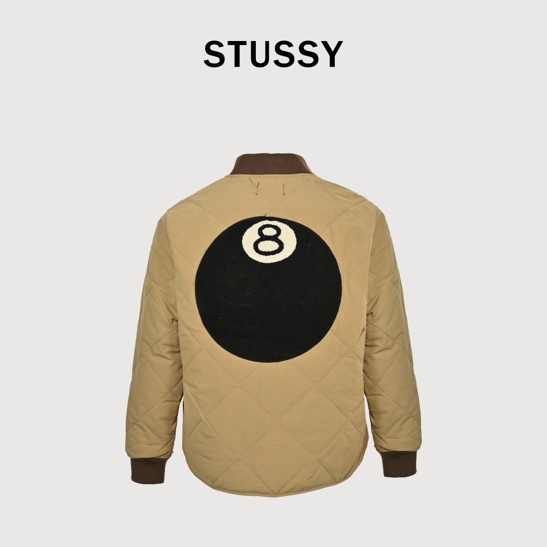 本地自取💰260
STUSSY 23FW 斯图西黑8台球拉链棉服夹克外套
🎱 BALL QUILTED LINER JACKET 首先,先讲讲工艺,整件衣服全部菱形格子都要对位,需要一件件手工裁剪才行,整整耗时七天才能裁完。
全包边设定,等于一个拼接位要车缝三次!!!
先打边收口,再用原身布两边包起来,好看是好看,要花费三倍的时间,工钱也是三倍
后幅的黑8绣花,是先做好一个绣花章,再缝上去的。采用了羊毛混涤纶的面料,比纯涤纶要贵两倍,但手感舒服且柔软。整体也是比较软的,后背不会有硬硬的异物感
采用正品YKK拉链,顶普通的无牌拉链3条有多了。YKK官方测试实用一万次无损,上下拉合非常顺滑不拉扯。
领子采用和原版一致的羊毛混纺材质,硬挺有型,不会松松垮垮的
颜色:黑色 卡其色 绿色
尺码:M-XXL