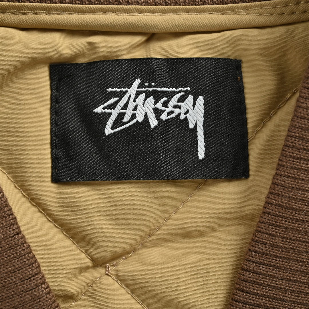 本地自取💰260
STUSSY 23FW 斯图西黑8台球拉链棉服夹克外套
🎱 BALL QUILTED LINER JACKET 首先,先讲讲工艺,整件衣服全部菱形格子都要对位,需要一件件手工裁剪才行,整整耗时七天才能裁完。
全包边设定,等于一个拼接位要车缝三次!!!
先打边收口,再用原身布两边包起来,好看是好看,要花费三倍的时间,工钱也是三倍
后幅的黑8绣花,是先做好一个绣花章,再缝上去的。采用了羊毛混涤纶的面料,比纯涤纶要贵两倍,但手感舒服且柔软。整体也是比较软的,后背不会有硬硬的异物感
采用正品YKK拉链,顶普通的无牌拉链3条有多了。YKK官方测试实用一万次无损,上下拉合非常顺滑不拉扯。
领子采用和原版一致的羊毛混纺材质,硬挺有型,不会松松垮垮的
颜色:黑色 卡其色 绿色
尺码:M-XXL