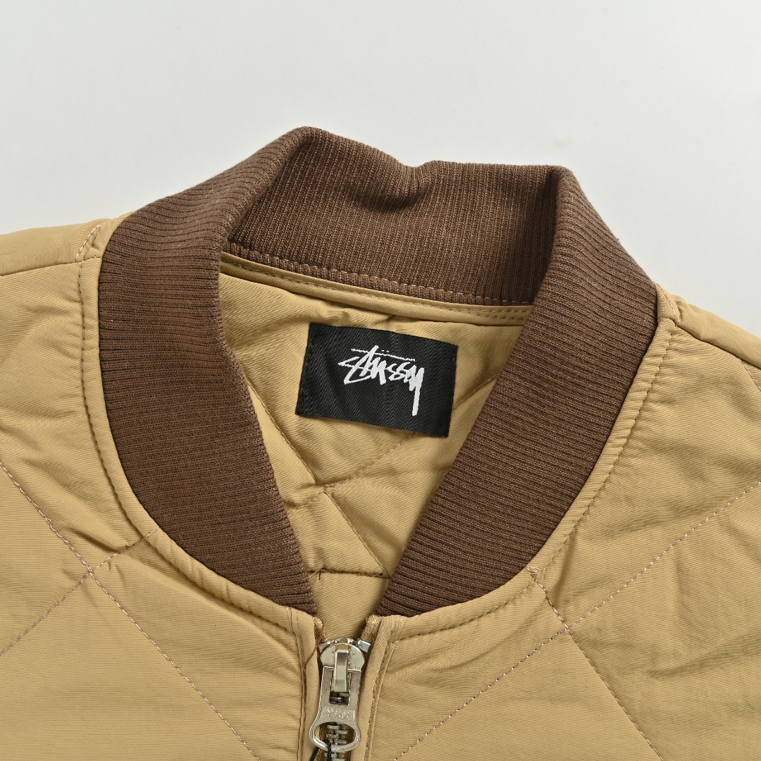 本地自取💰260
STUSSY 23FW 斯图西黑8台球拉链棉服夹克外套
🎱 BALL QUILTED LINER JACKET 首先,先讲讲工艺,整件衣服全部菱形格子都要对位,需要一件件手工裁剪才行,整整耗时七天才能裁完。
全包边设定,等于一个拼接位要车缝三次!!!
先打边收口,再用原身布两边包起来,好看是好看,要花费三倍的时间,工钱也是三倍
后幅的黑8绣花,是先做好一个绣花章,再缝上去的。采用了羊毛混涤纶的面料,比纯涤纶要贵两倍,但手感舒服且柔软。整体也是比较软的,后背不会有硬硬的异物感
采用正品YKK拉链,顶普通的无牌拉链3条有多了。YKK官方测试实用一万次无损,上下拉合非常顺滑不拉扯。
领子采用和原版一致的羊毛混纺材质,硬挺有型,不会松松垮垮的
颜色:黑色 卡其色 绿色
尺码:M-XXL