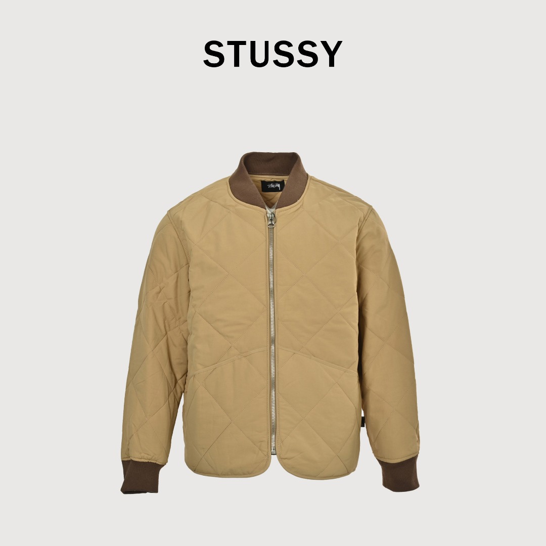 本地自取💰260
STUSSY 23FW 斯图西黑8台球拉链棉服夹克外套
🎱 BALL QUILTED LINER JACKET 首先,先讲讲工艺,整件衣服全部菱形格子都要对位,需要一件件手工裁剪才行,整整耗时七天才能裁完。
全包边设定,等于一个拼接位要车缝三次!!!
先打边收口,再用原身布两边包起来,好看是好看,要花费三倍的时间,工钱也是三倍
后幅的黑8绣花,是先做好一个绣花章,再缝上去的。采用了羊毛混涤纶的面料,比纯涤纶要贵两倍,但手感舒服且柔软。整体也是比较软的,后背不会有硬硬的异物感
采用正品YKK拉链,顶普通的无牌拉链3条有多了。YKK官方测试实用一万次无损,上下拉合非常顺滑不拉扯。
领子采用和原版一致的羊毛混纺材质,硬挺有型,不会松松垮垮的
颜色:黑色 卡其色 绿色
尺码:M-XXL