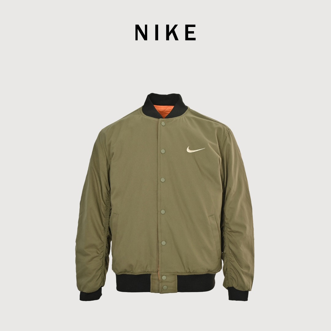 本地自取💰260
Nike x Stussy 斯图西联名款 FW23 Logo刺绣双面穿夹克外套
爆火断货王 联名的最后的热度 这次联名最好看的就是这个了
时尚是轮回 兜兜转转还是bomber 双面可穿背后都是 最具代表性的Logo图案刺绣
刺绣和贴章将的经典和的air logo结合呈现 真的是一眼种草系列 而内里也有刺绣 标明联名身份 刺绣也很扎实!辅料开模一比一订制 联名款主标吊牌水洗 ~
男女同款
短宽宽松版型修身效果很好
颜色:军绿色 橘色内里 / 黑色 白色内里
尺码:M-XXL