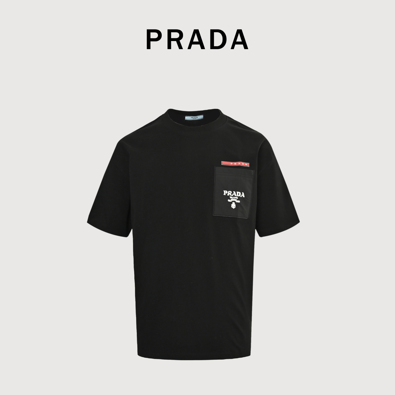 Prada/普拉达 25ss 红色硅胶饰条口袋短袖 32支双纱面料克重280克纯棉营造,纺织密度高,垂感佳,不易变形,厚织感加上紧密纺纱工艺,不会影响Tee的透气性,成色的饱和度很高,进口印花材料,宽松版型遮肉显瘦不挑人,定织定染纯棉面料,柔软亲肤,领口螺纹定织定染32支1x1双纱螺纹,领口双层缝线包边均匀,工整美观不易变形