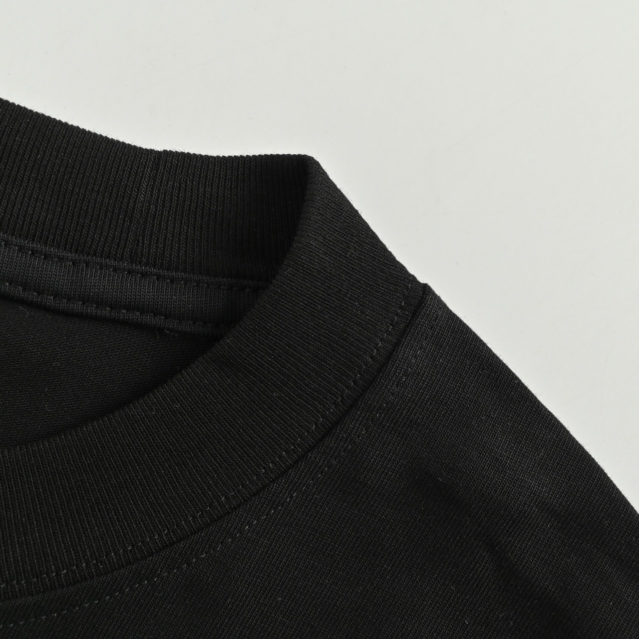 Prada/普拉达 25ss 红色硅胶饰条口袋短袖 32支双纱面料克重280克纯棉营造,纺织密度高,垂感佳,不易变形,厚织感加上紧密纺纱工艺,不会影响Tee的透气性,成色的饱和度很高,进口印花材料,宽松版型遮肉显瘦不挑人,定织定染纯棉面料,柔软亲肤,领口螺纹定织定染32支1x1双纱螺纹,领口双层缝线包边均匀,工整美观不易变形