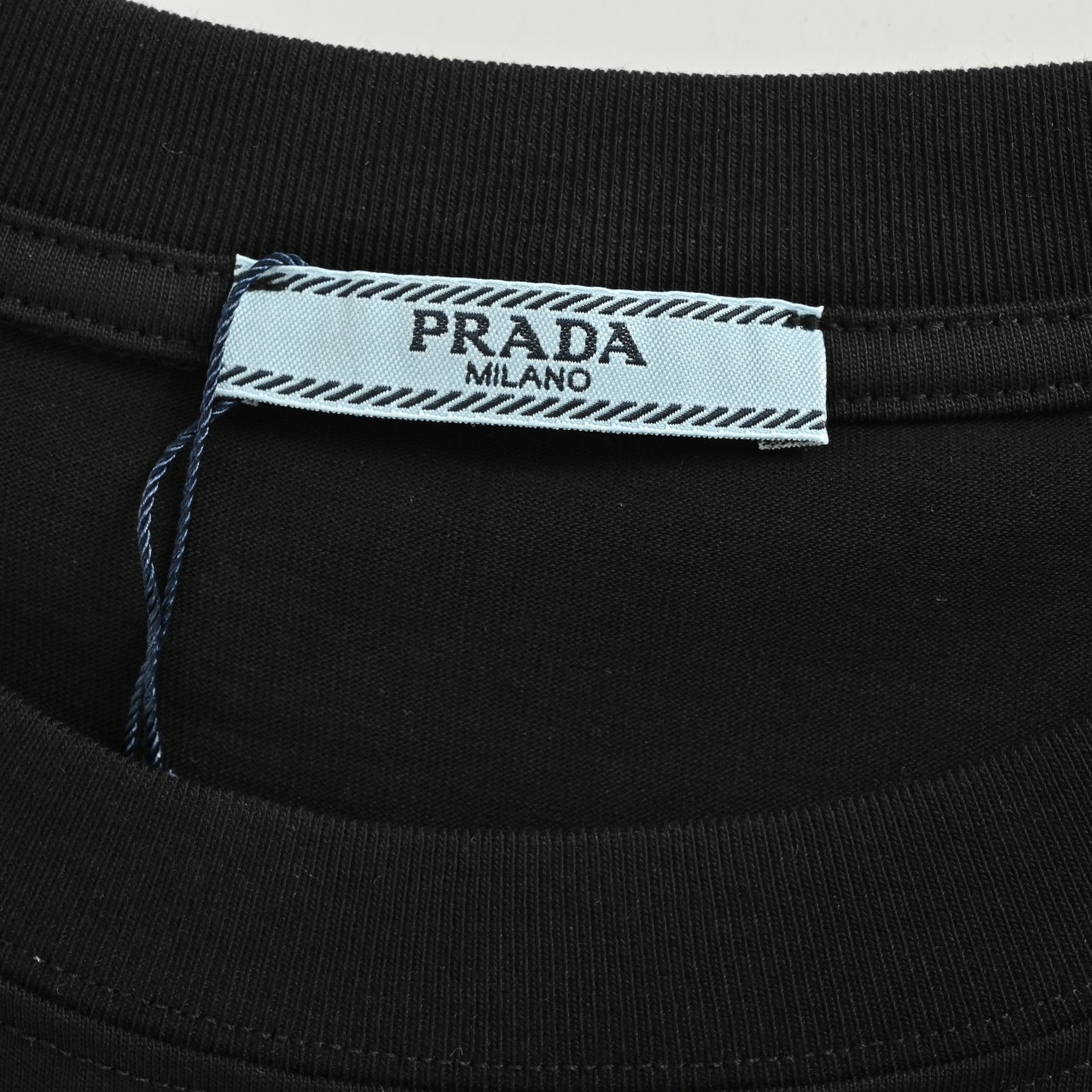 Prada/普拉达 25ss 红色硅胶饰条口袋短袖 32支双纱面料克重280克纯棉营造,纺织密度高,垂感佳,不易变形,厚织感加上紧密纺纱工艺,不会影响Tee的透气性,成色的饱和度很高,进口印花材料,宽松版型遮肉显瘦不挑人,定织定染纯棉面料,柔软亲肤,领口螺纹定织定染32支1x1双纱螺纹,领口双层缝线包边均匀,工整美观不易变形