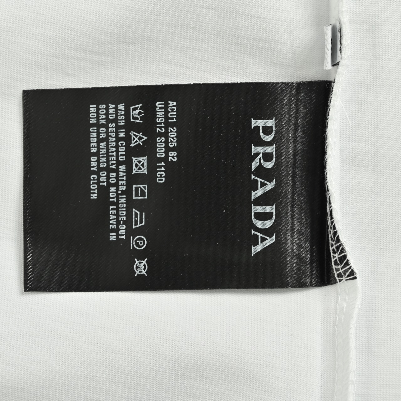 Prada/普拉达 25ss 红色硅胶饰条口袋短袖-High Quatity Cheap Brand wholesale wholesaler seller Clothes Bags handbags Sneakers Top Fashion Clothing Shoes from China Factory Chinese suppliers best Quality Beautiful Price Prada/普拉达 25ss 红色硅胶饰条口袋短袖