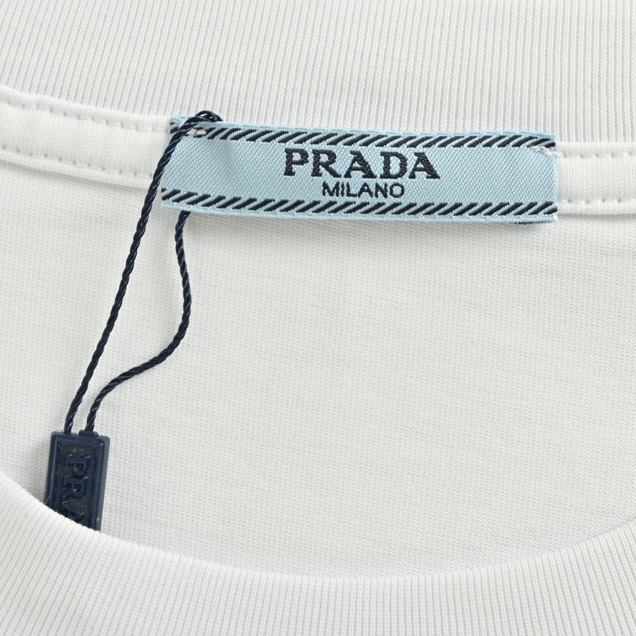 Prada/普拉达 25ss 红色硅胶饰条口袋短袖-High Quatity Cheap Brand wholesale wholesaler seller Clothes Bags handbags Sneakers Top Fashion Clothing Shoes from China Factory Chinese suppliers best Quality Beautiful Price Prada/普拉达 25ss 红色硅胶饰条口袋短袖