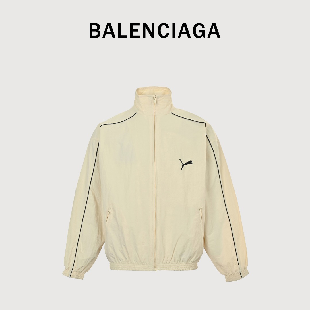 本地自取💰280
Balenciaga x PUMA 巴黎世家 BLCG 25FW  彪马联名杏色拼接冲锋衣外套夹克
轻奢主义 男女日常通勤穿搭必备单品  正确版本  欢迎对比
详细特征
· 定制再生尼龙面料  轻微压皱工艺
· 面料经过防水涂层工艺
· 内里采用三级聚酯鸟眼网布
· OS超宽松廓型设计
· 侧面拉链口袋  小高立领设计
· 下摆松紧收腰设计
· 开模定制五金拉链  冲锋衣双拉头设计
· 田岛高速绣花机机绣十万针立体绣花工艺
· 原版主唛水洗吊牌品牌包装
   颜色：杏色
   尺码：46/48/50/52